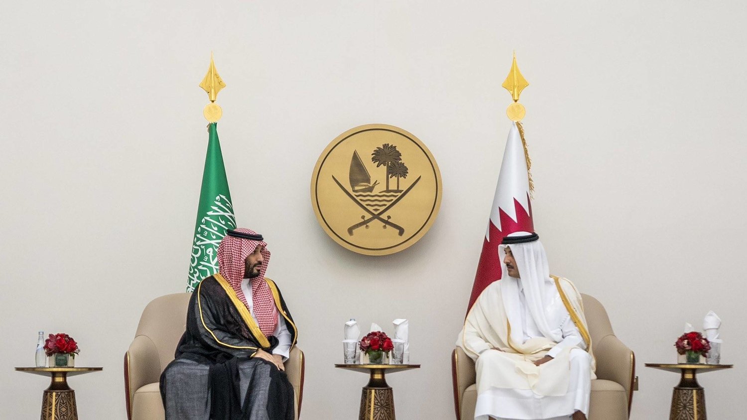 أمير قطر مستقبلاً ولي العهد السعودي على هامش القمة الخليجية (الديوان الأميري)