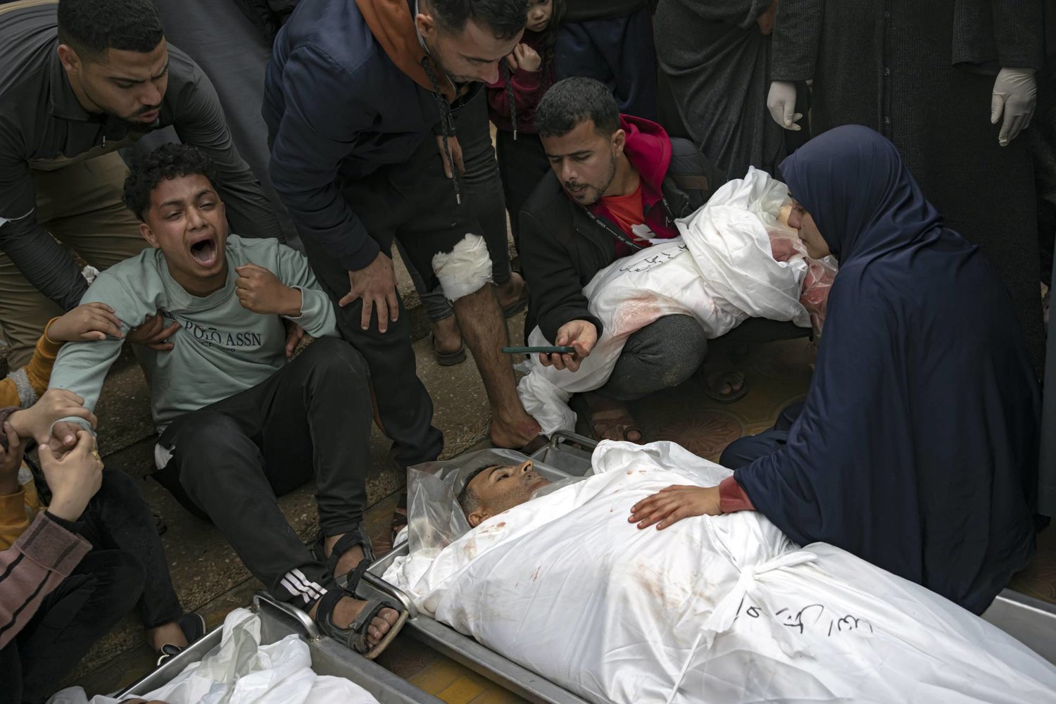 فلسطينيون ينعون أقاربهم الذين قُتلوا في قصف للجيش الإسرائيلي لقطاع غزة خارج المستشفى في خان يونس (أ.ب)