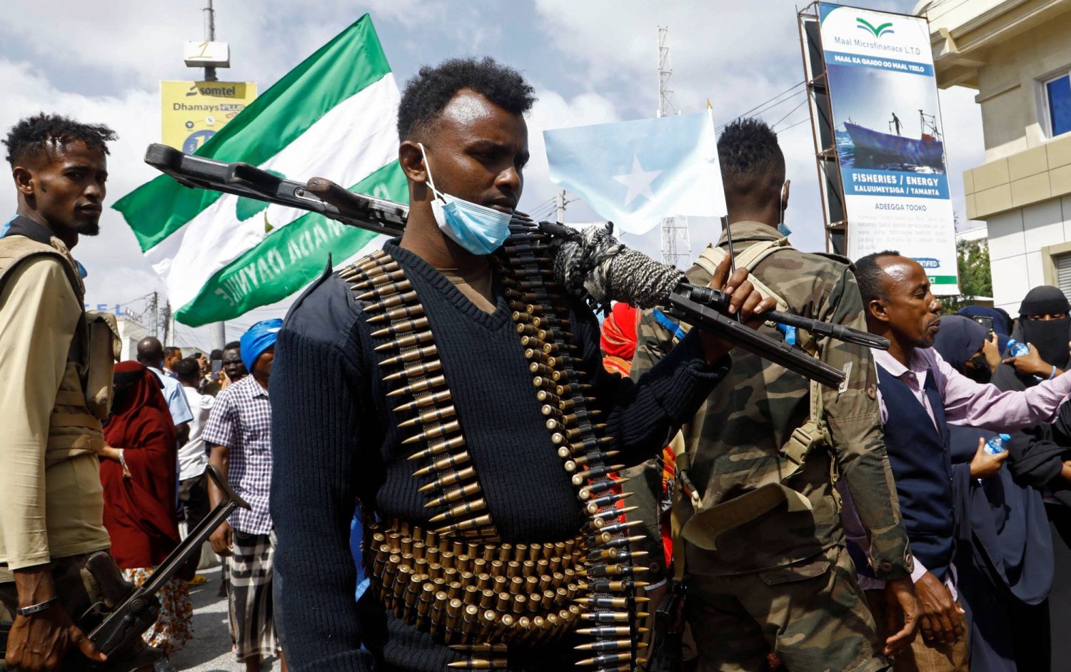 ضابط شرطة صومالي يقف للحراسة خلال مسيرة ضد صفقة ميناء إثيوبيا وأرض الصومال على طول شارع KM4 في مقديشو (رويترز)