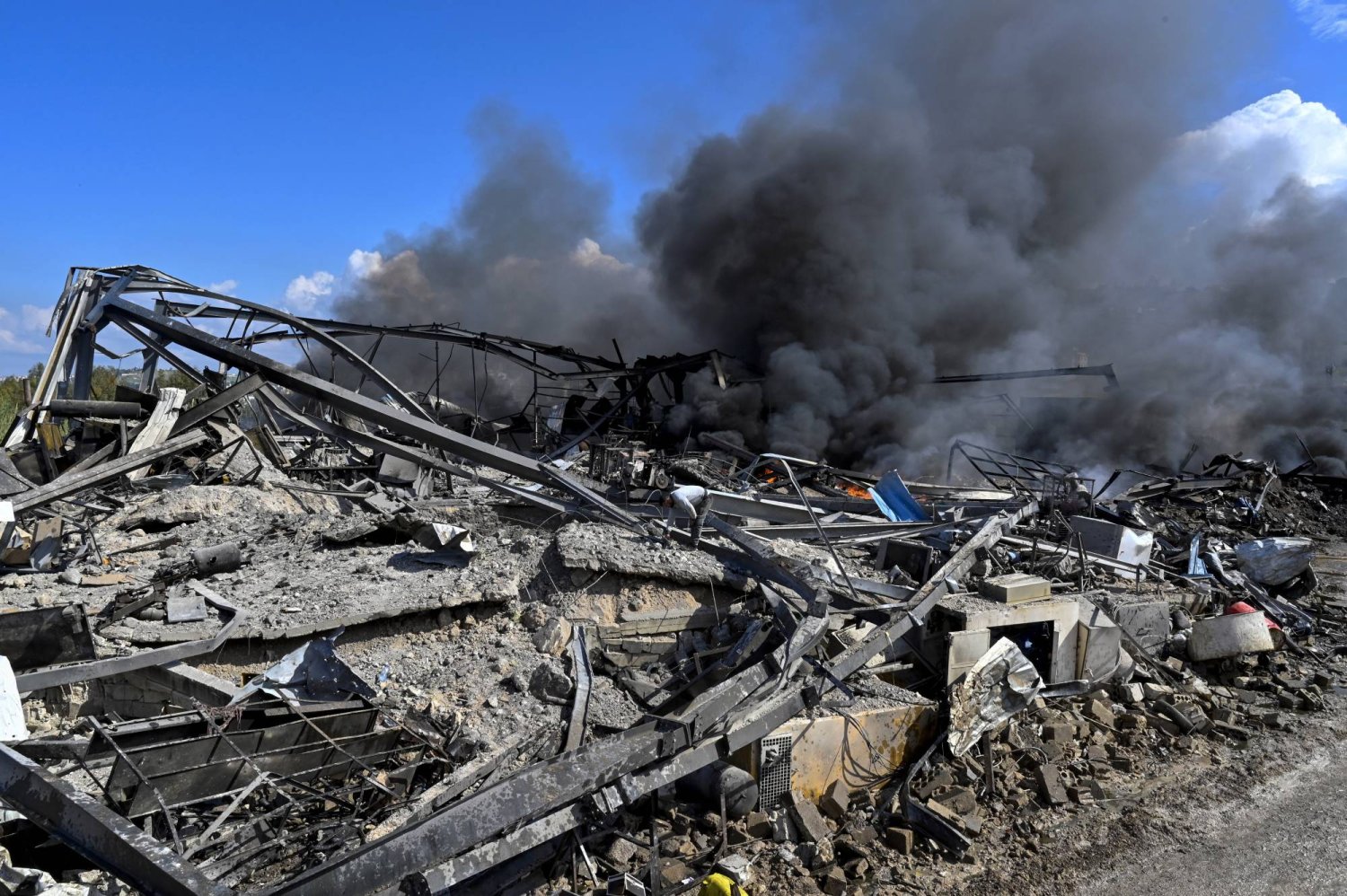 دمار ناتج عن قصف إسرائيلي استهدف مصنعاً لمولدات الكهرباء على مدخل مدينة صيدا الجنوبي (إ.ب.أ)