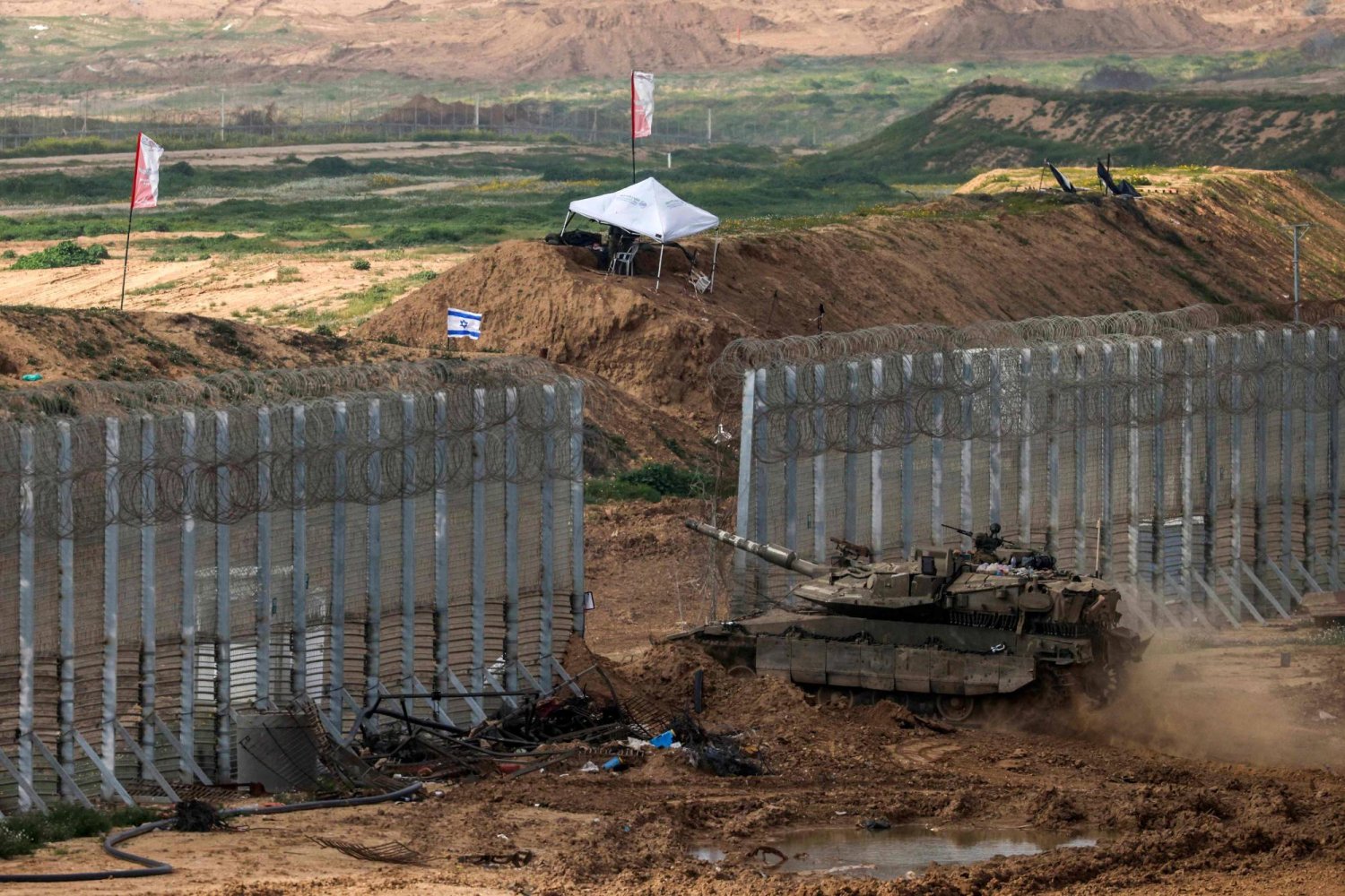 تظهر هذه الصورة المأخوذة من موقع في جنوب إسرائيل دبابة إسرائيلية تعبر الحدود إلى شمال غزة (أ.ف.ب)