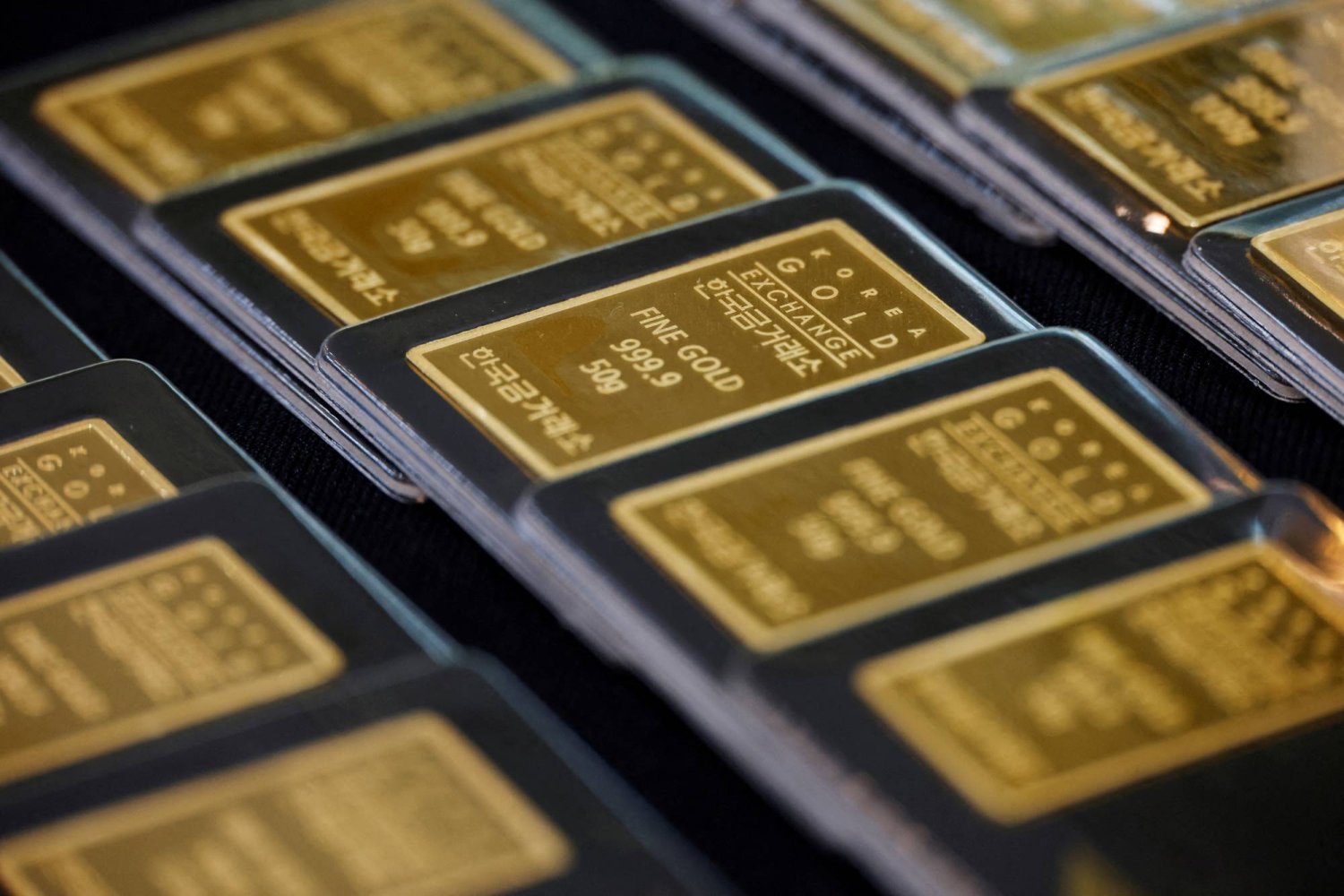 ارتفعت أسعار الذهب للجلسة السادسة على التوالي (الأربعاء) مدعومةً بضعف الدولار ومشتريات الملاذ الآمن (رويترز)