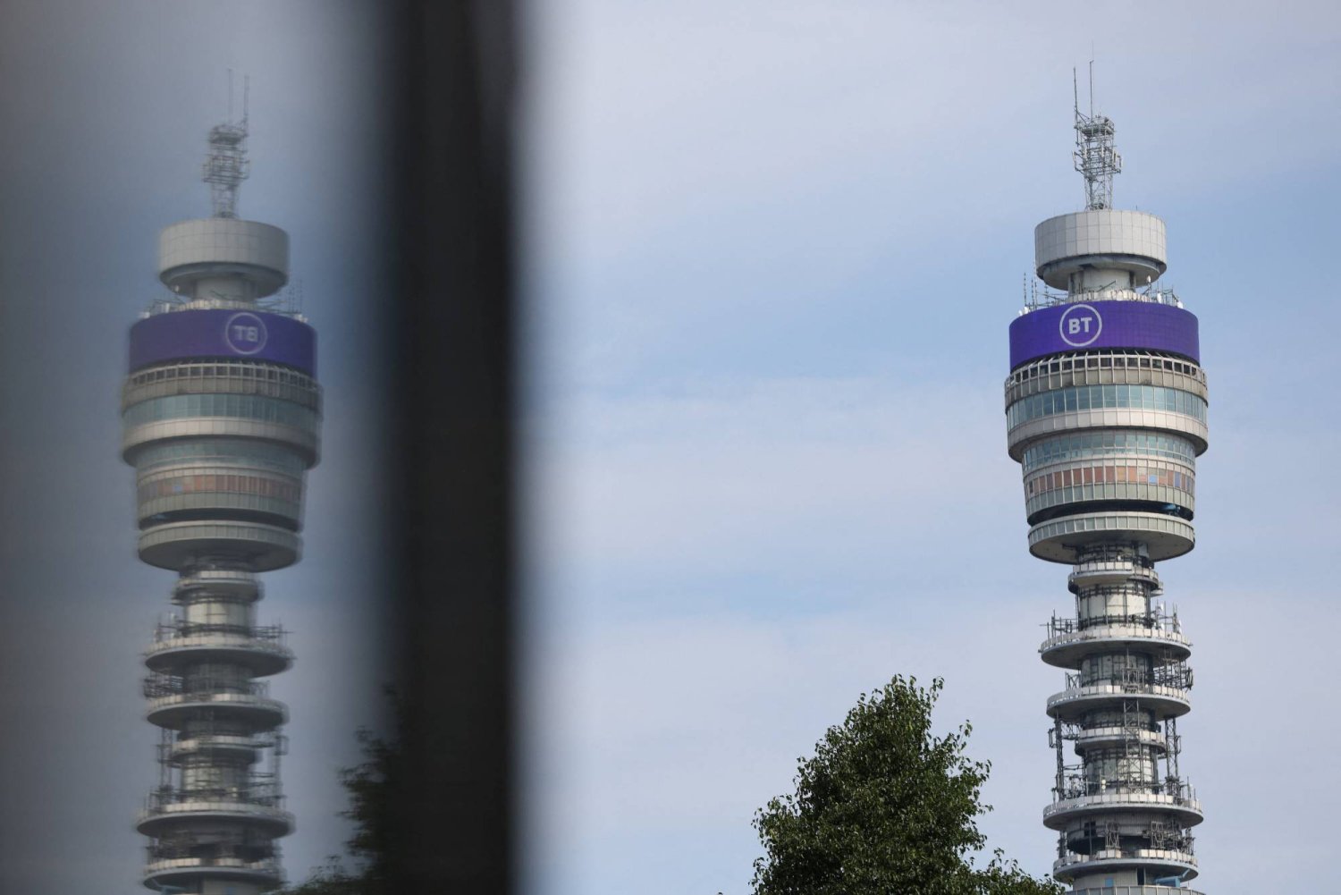يُعدّ برج «بي تي» علامة بارزة في تاريخ الاتصالات البريطانية حيث كان يُشكل قطعة مهمة في البنية التحتية للشبكة (رويترز)