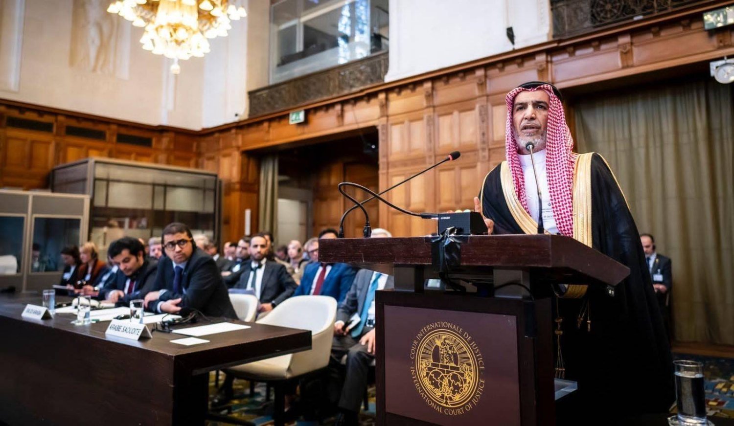 زياد العطية سفير السعودية لدى هولندا خلال تقديم البيان الشفوي للمملكة أمام محكمة العدل الدولية في لاهاي (واس)