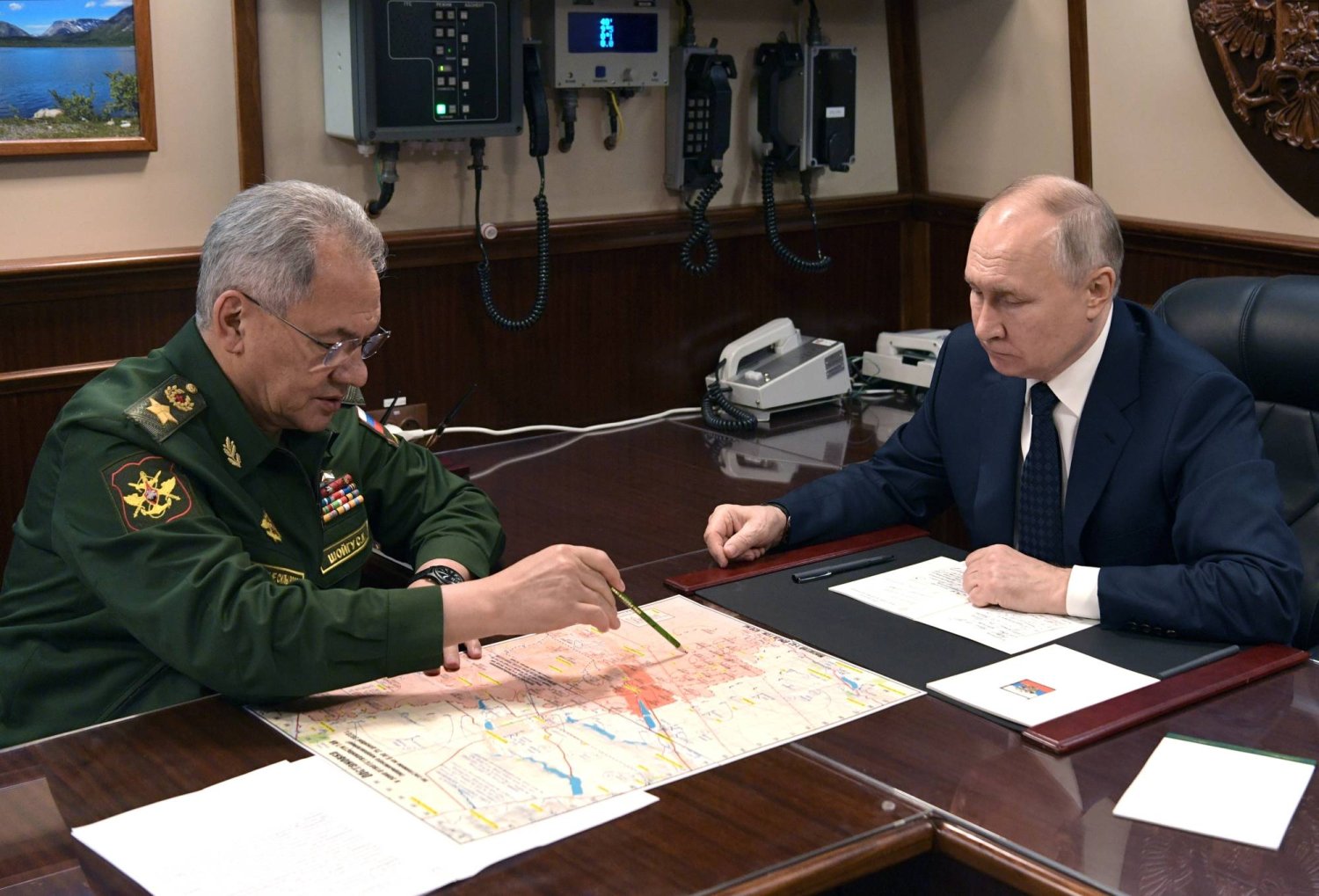 وزير الدفاع الروسي سيرغي شويغو مع الرئيس فلاديمير بوتين (أ.ب)