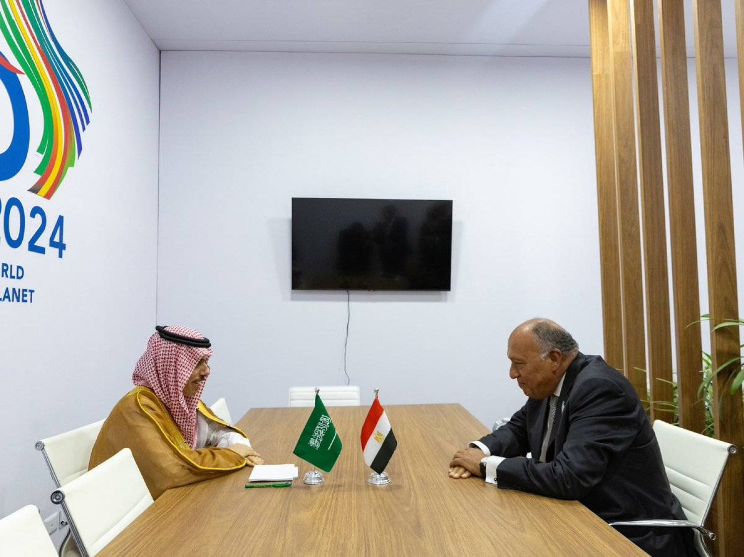 الأمير فيصل بن فرحان وسامح شكري في لقاء على هامش اجتماع وزراء خارجية دول مجموعة العشرين (الخارجية السعودية)