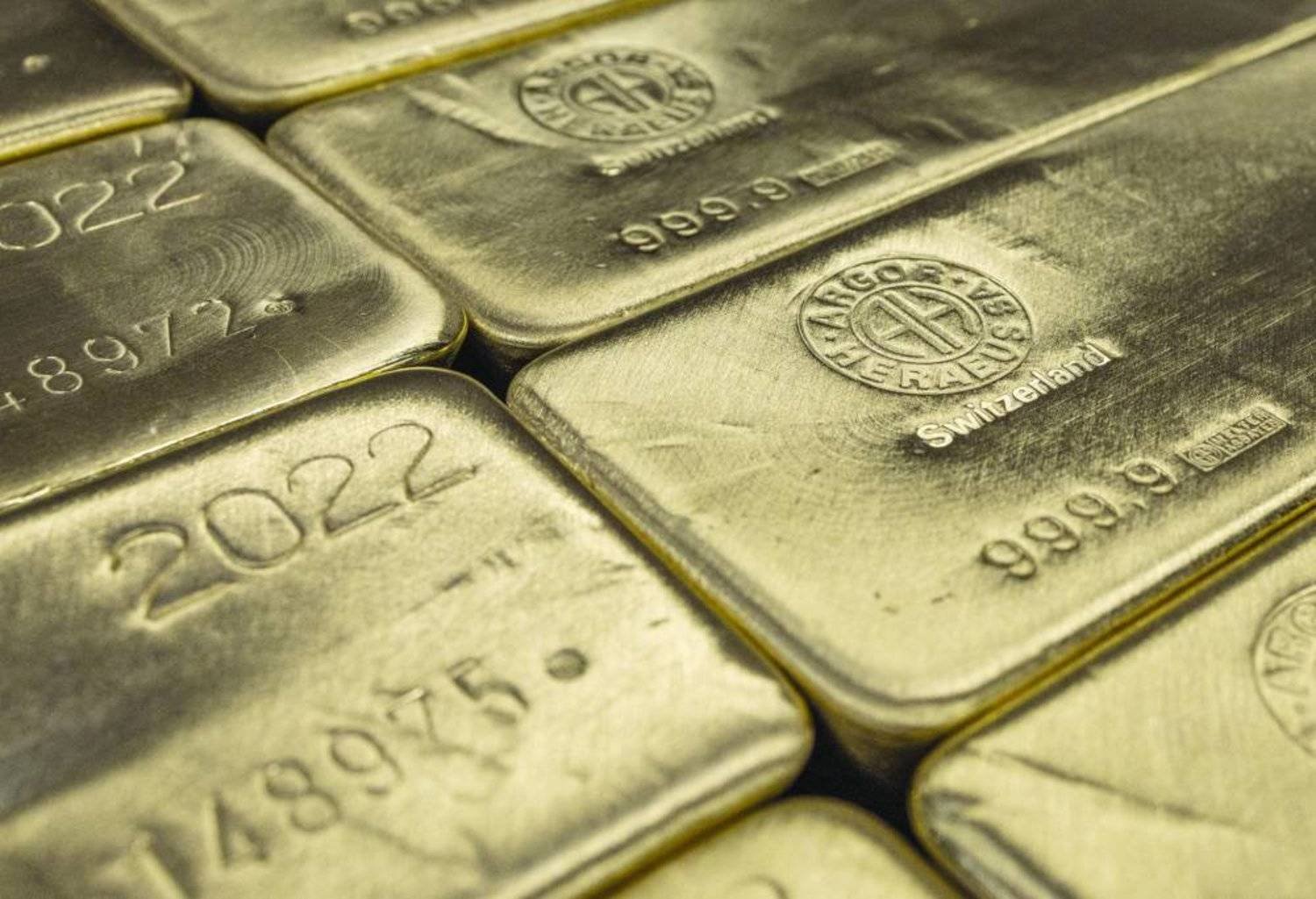 سبائك الذهب في مصنع لتكرير الذهب والفضة في مندريسيو - سويسرا (رويترز)