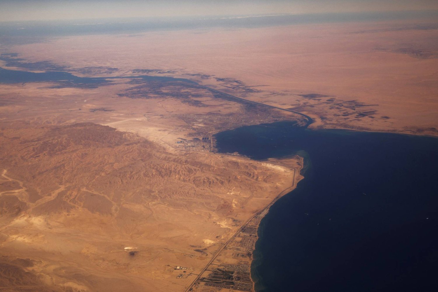 مشهد جوي للمدخل الشمالي لقناة السويس في مصر (رويترز)