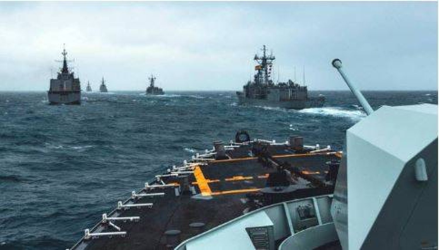 سفينة «إتش إم سي إس شارلوت تاون» تبحر جنباً إلى جنب مع سفن الحلفاء في القناة الإنجليزية أثناء تمرين «الحرس الديناميكي 24» (الناتو)