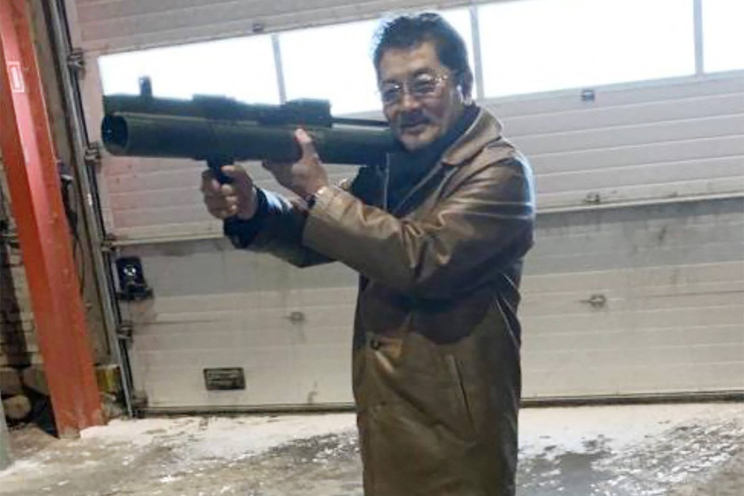 المتهم الياباني تاكيشي إيبيساوا زعيم عصابة ياكوزا يعرض سلاحاً صاروخياً على عملاء سريين في كوبنهاغن بالدنمارك في فبراير 2021 (أرشيفية - رويترز)