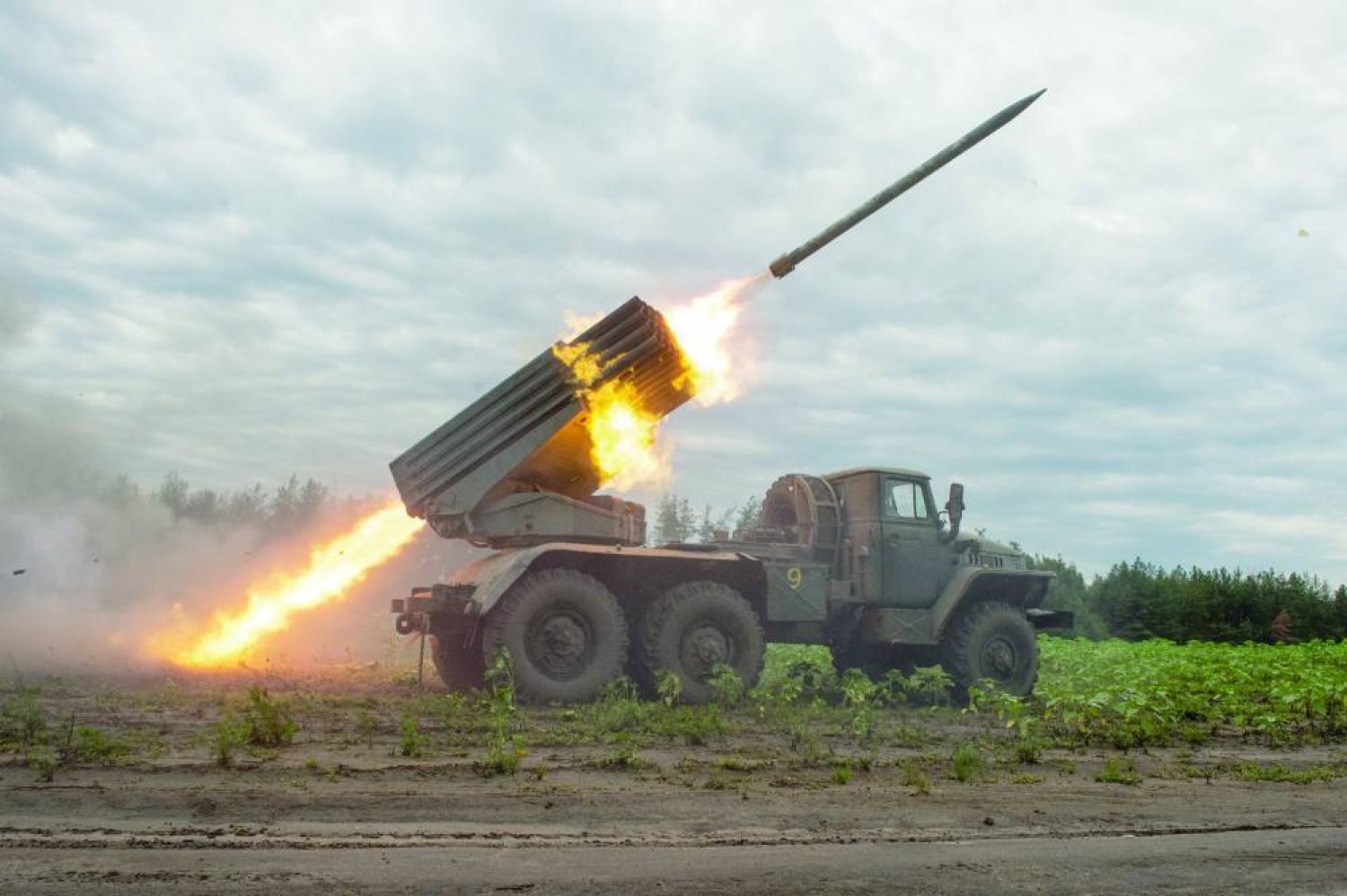 أكد خبراء روس وغربيون أن دخول أنظمة «هيمارس» الأميركية إلى المعركة منح الجانب الأوكراني قدرة على شن هجمات مضادة (رويترز)