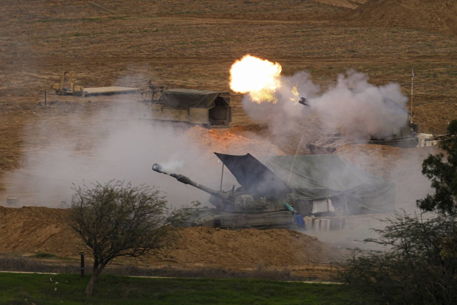 وحدة مدفعية إسرائيلية خلال إطلاق قذيفة باتجاه قطاع غزة في وقت سابق (أ.ب)