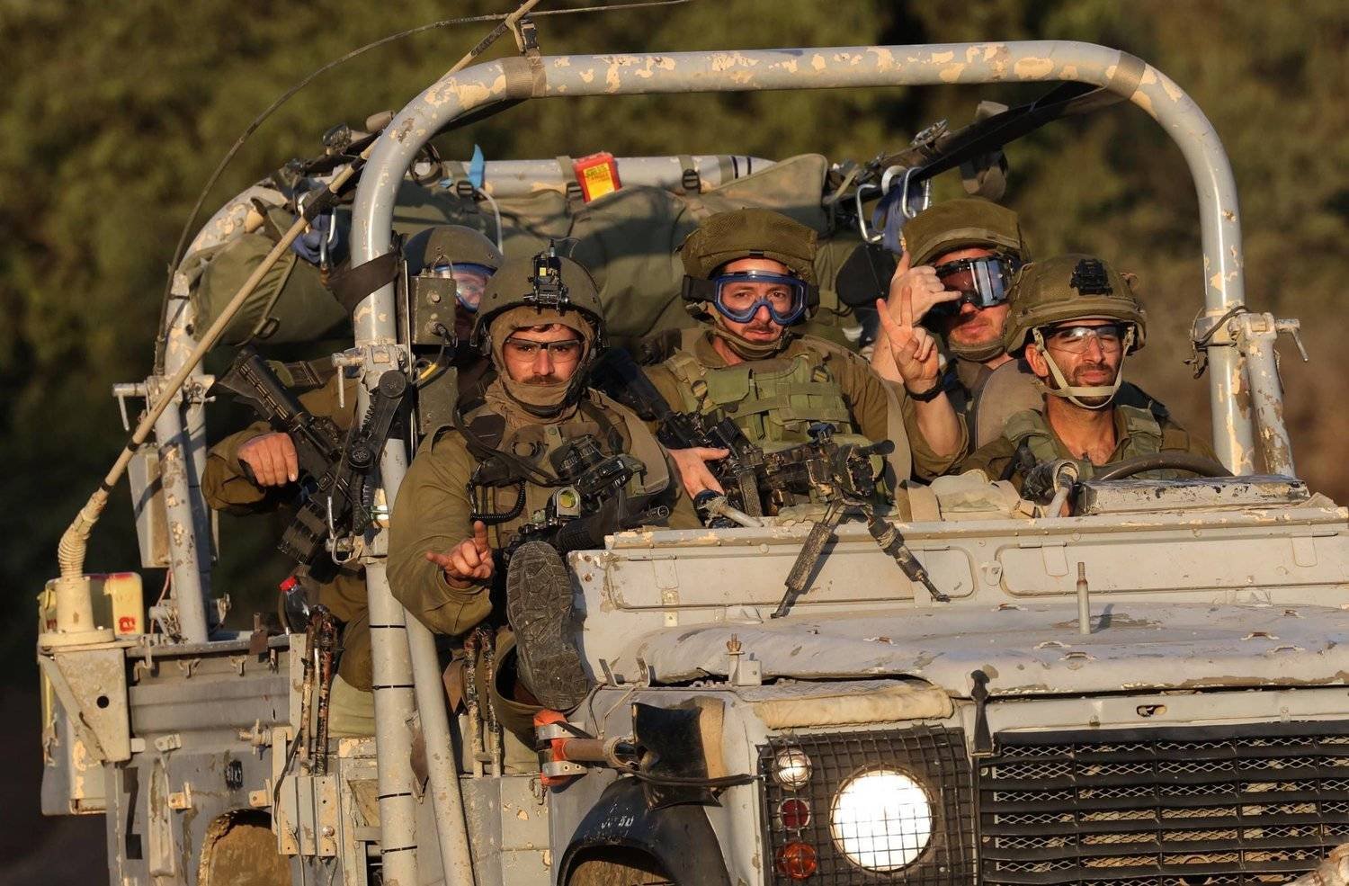 جنود إسرائيليون بالقرب من السياج الأمني بين إسرائيل وقطاع غزة في سديروت (إ.ب.أ)