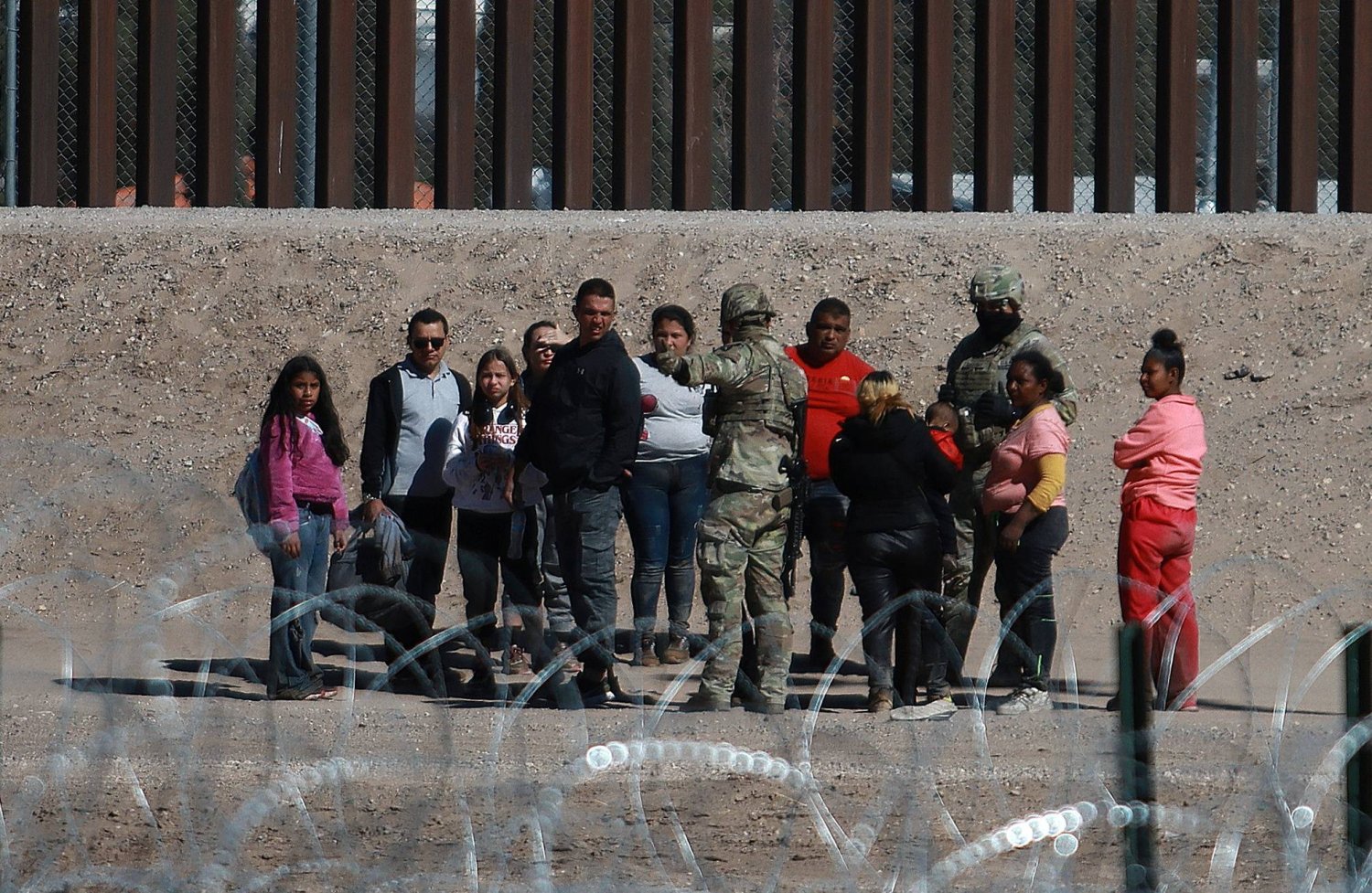 حرس تكساس الوطني يمنع تقدّم مهاجرين يحاولون عبور الحدود 18 فبراير (إ.ب.أ)