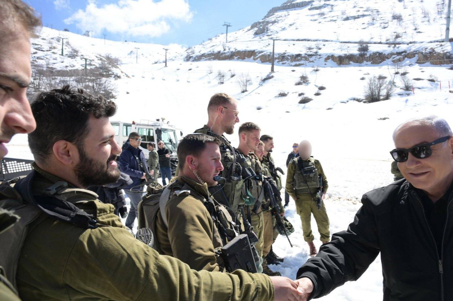 رئيس الوزراء الإسرائيلي خلال لقاء جنود في هضبة الجولان المحتلة (حساب نتنياهو في إكس)