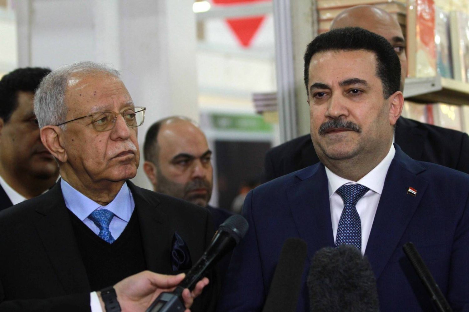فخري كريم مع رئيس الوزراء العراقي محمد شياع السوداني خلال افتتاح معرض الكتاب ببغداد (الشرق الأوسط)