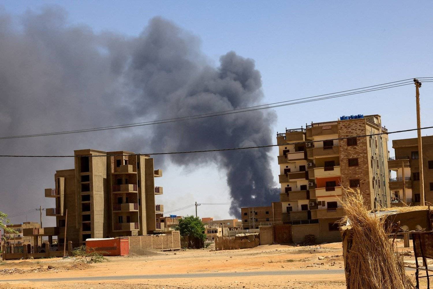 الدخان يتصاعد خلال الاشتباكات بين الجيش و«قوات الدعم السريع» في الخرطوم (رويترز)