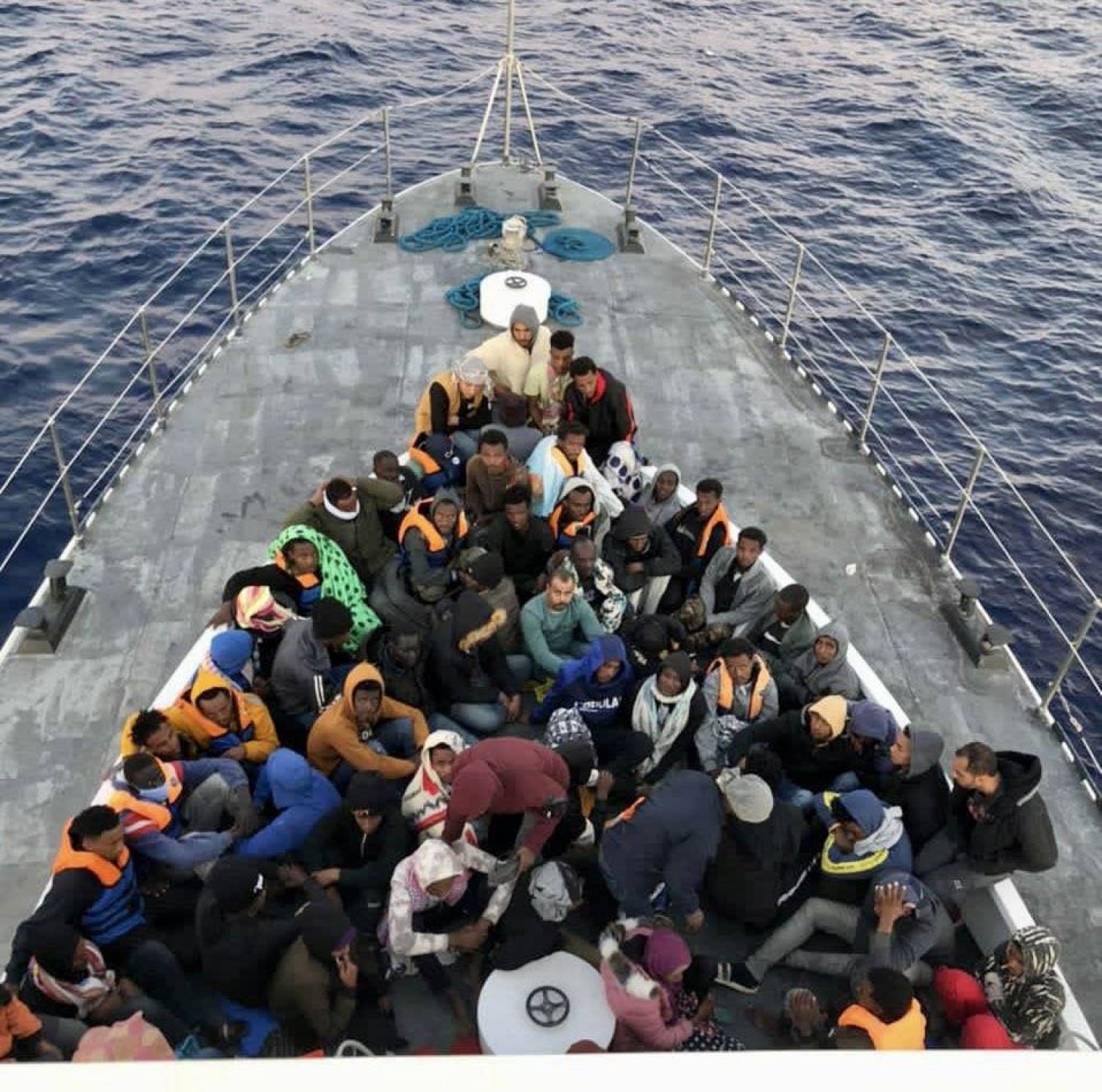 قارب محمل بعشرات المهاجرين السريين المتجهين لأوروبا (الشرق الأوسط)