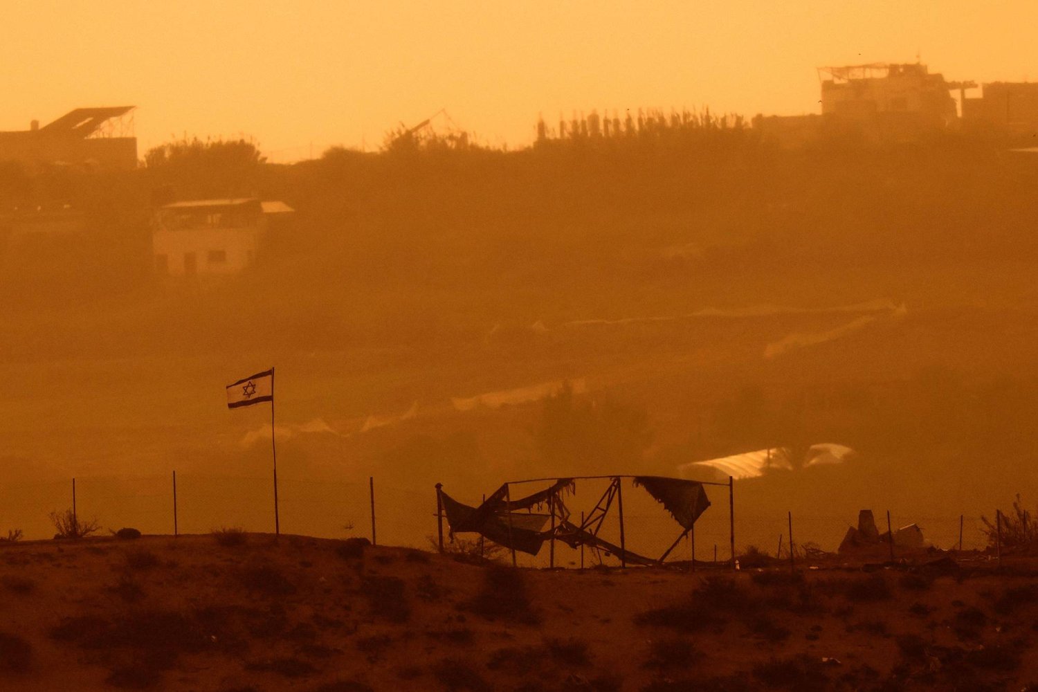 موقع على الحدود مع القطاع... ويظهر في الصورة العَلم الإسرائيلي في شمال غزة (أ.ف.ب)
