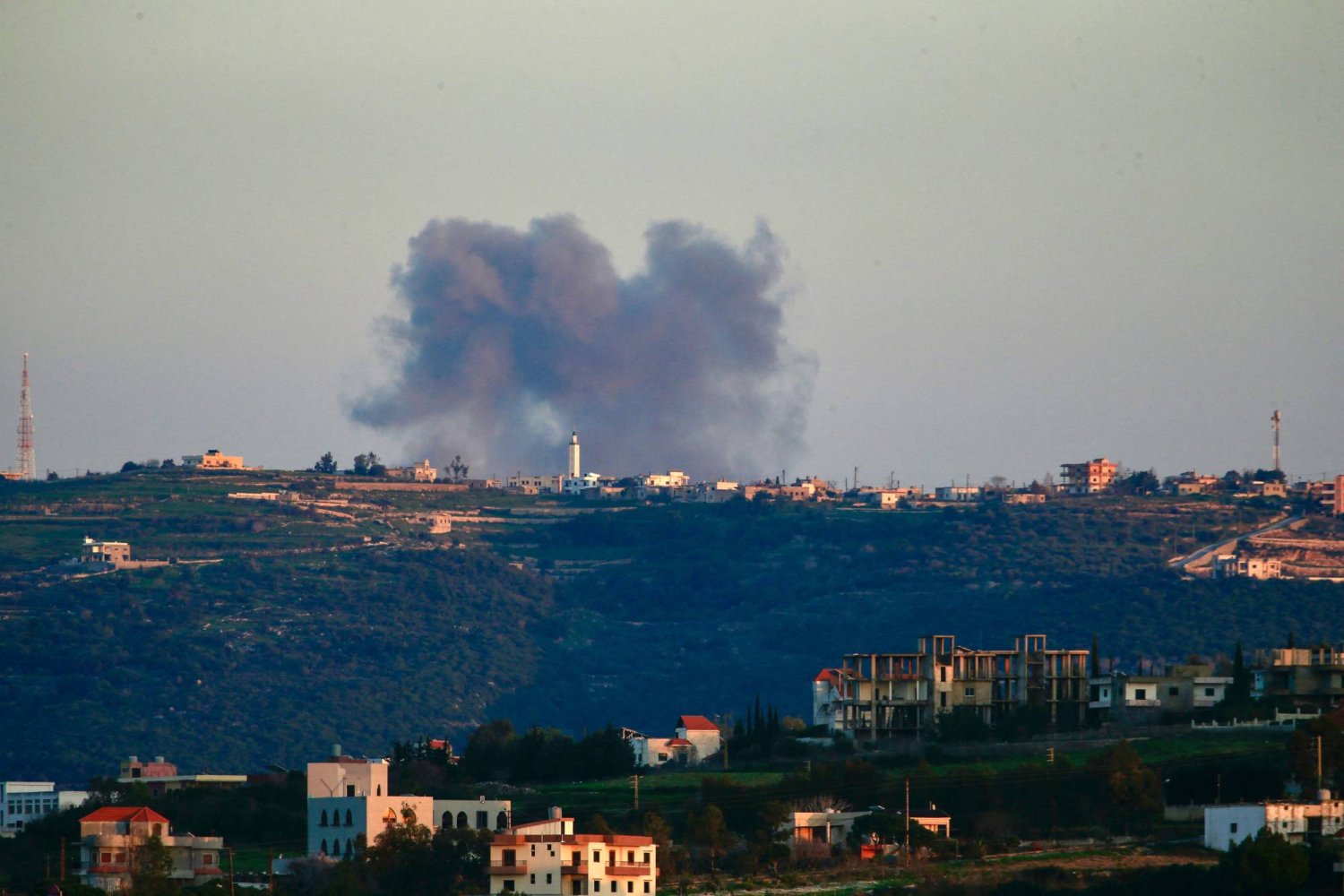 الدخان يتصاعد بعد ضربة جوية إسرائيلية استهدفت منطقة بين قريتي راميا ومروحين الحدوديتين اللبنانيتين (أ.ف.ب)
