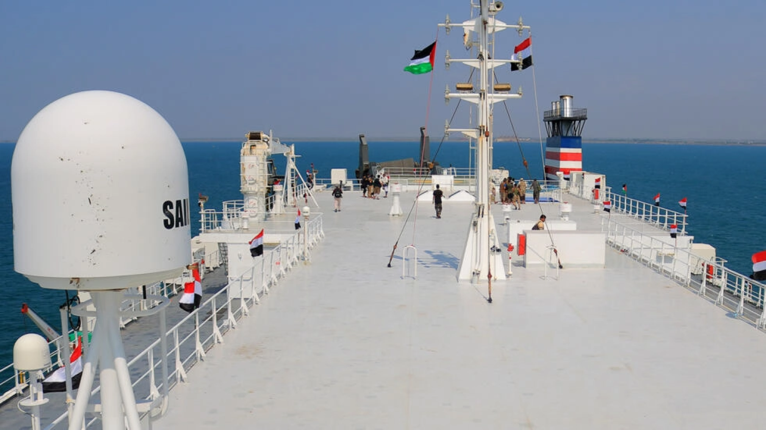 بدأت العمليات الحوثية في البحر الأحمر باختطاف السفينة «غالاكسي ليدر» في نوفمبر الماضي (أ.ف.ب)