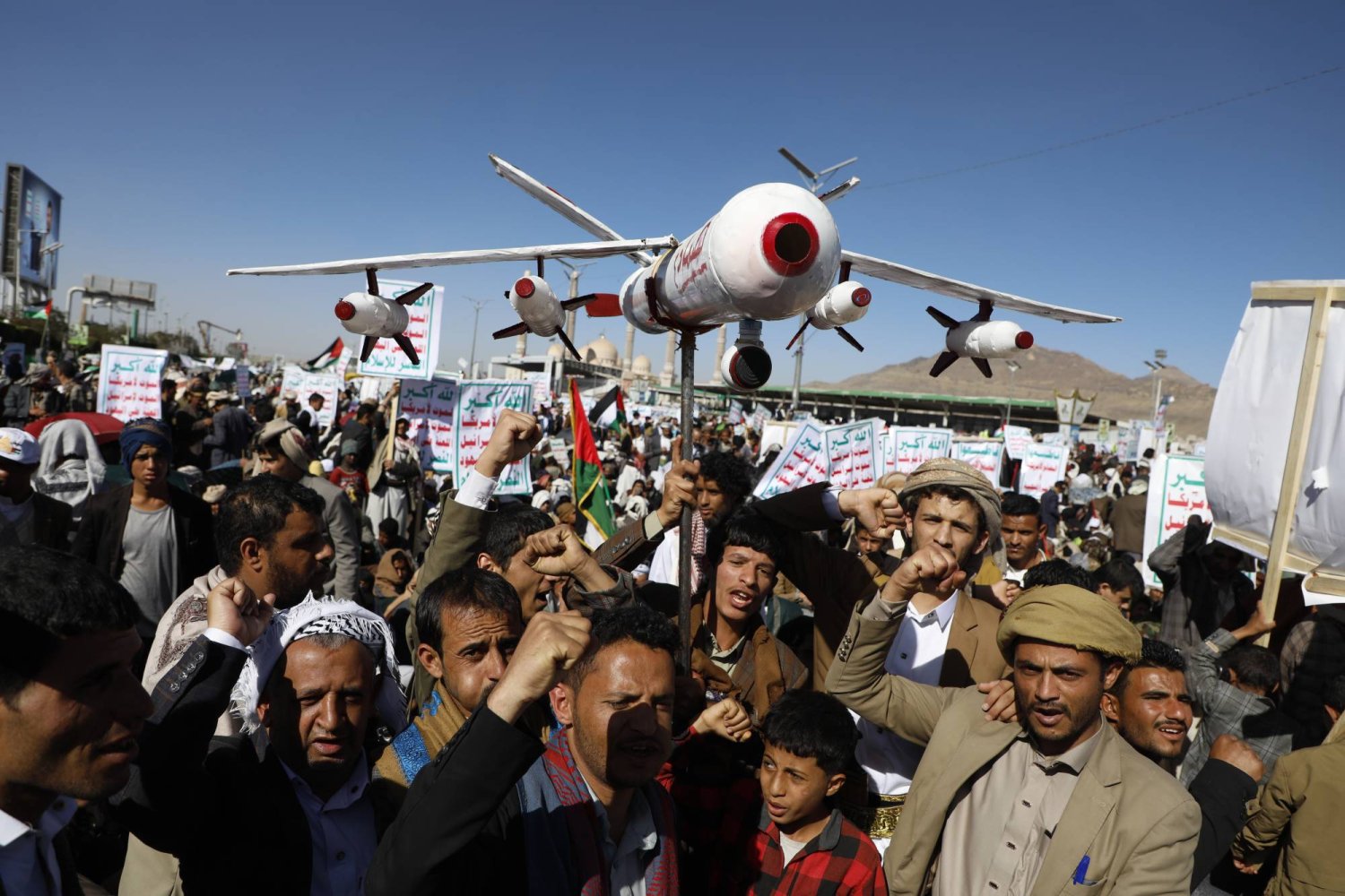 حشدت الجماعة الحوثية الآلاف من أتباعها للتظاهر في صنعاء استجابة لدعوة زعميها (أ.ب)