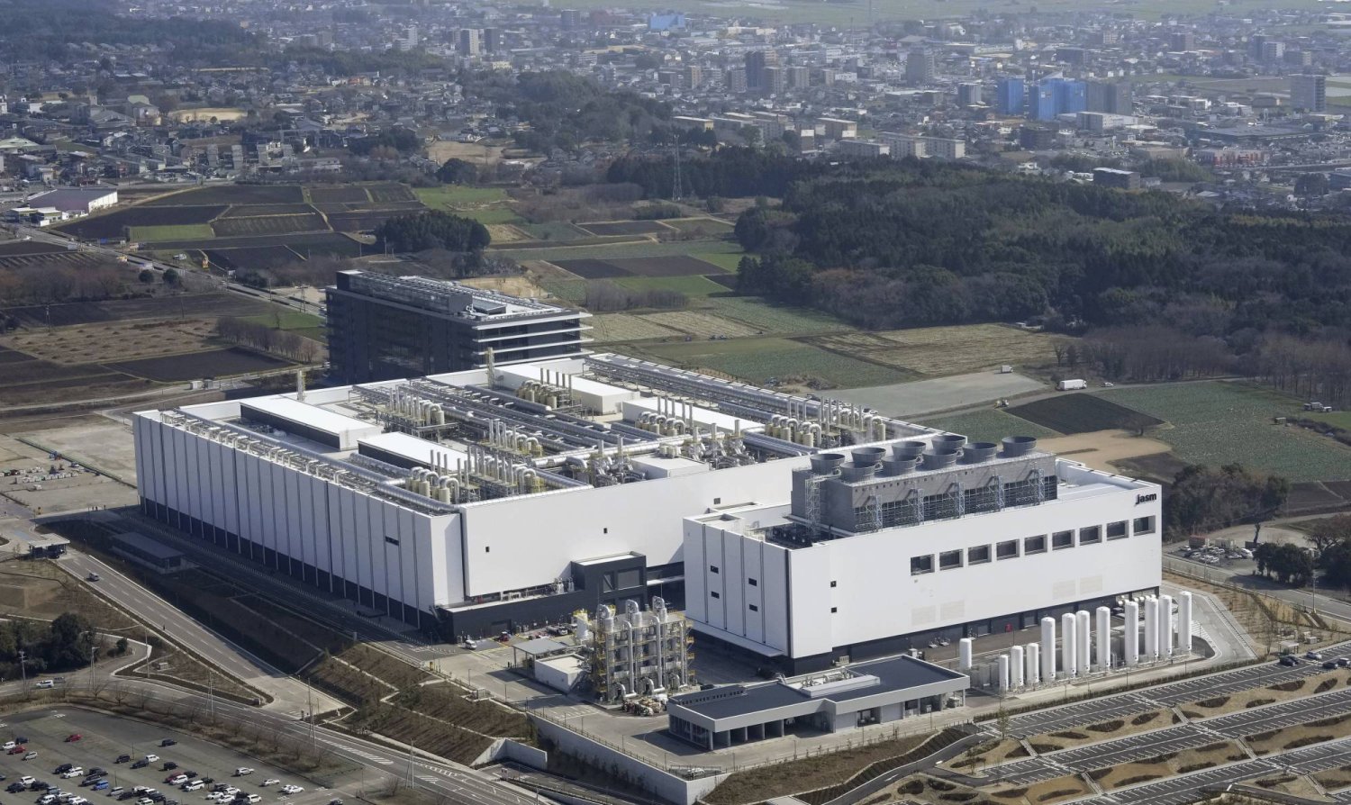 المصنع الذي بنته شركة «تي إس إم سي» حديثاً في بلدة كيكويو إحدى ضواحي كوماموتو جنوب غربي اليابان (أ.ب)