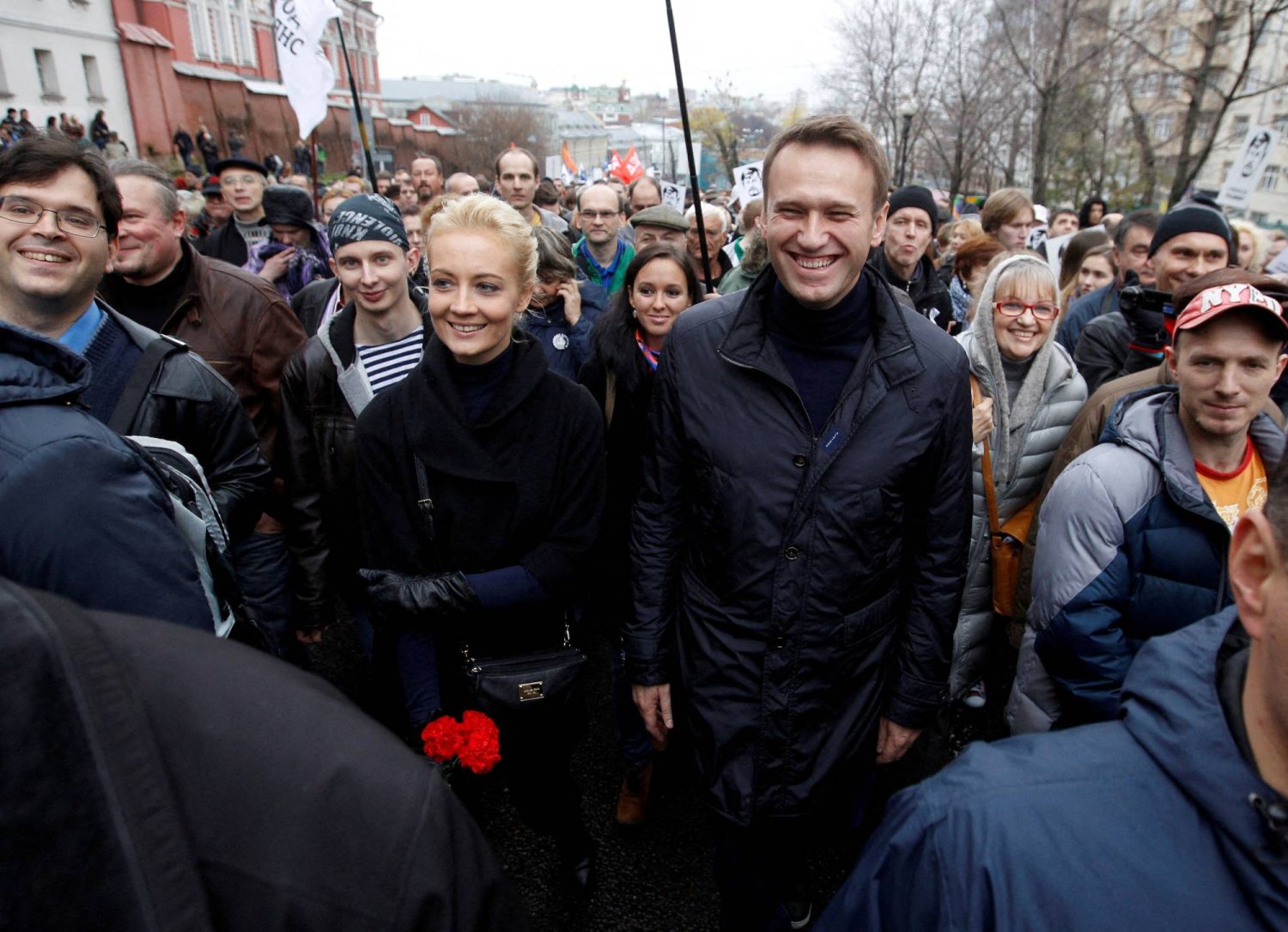 يوليا نافالني رفقة زوجها الراحل أليكسي نافالني خلال مسيرة معارضة في موسكو عام 2013 (رويترز)