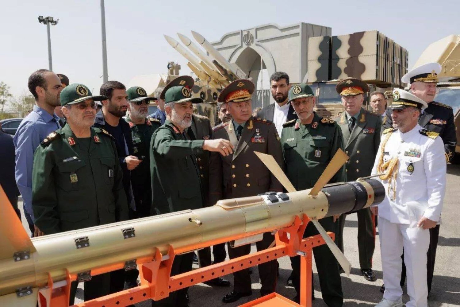 قائد الوحدة الصاروخية في «الحرس الثوري» أمير علي حاجي زاده يقدم شرحاً إلى وزير الدفاع الروسي سيرجي شويغو في معرض الصواريخ الإيراني 20 سبتمبر الماضي (إرنا)