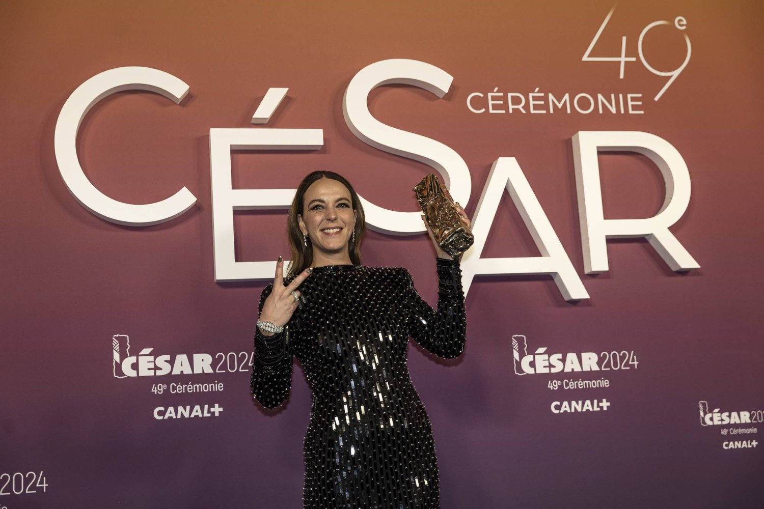 منية شكري المخرجة الكندية التونسية الأصل نالت «سيزار» أفضل فيلم أجنبي عن «بسيط مثل سيلفان» (أ.ب)