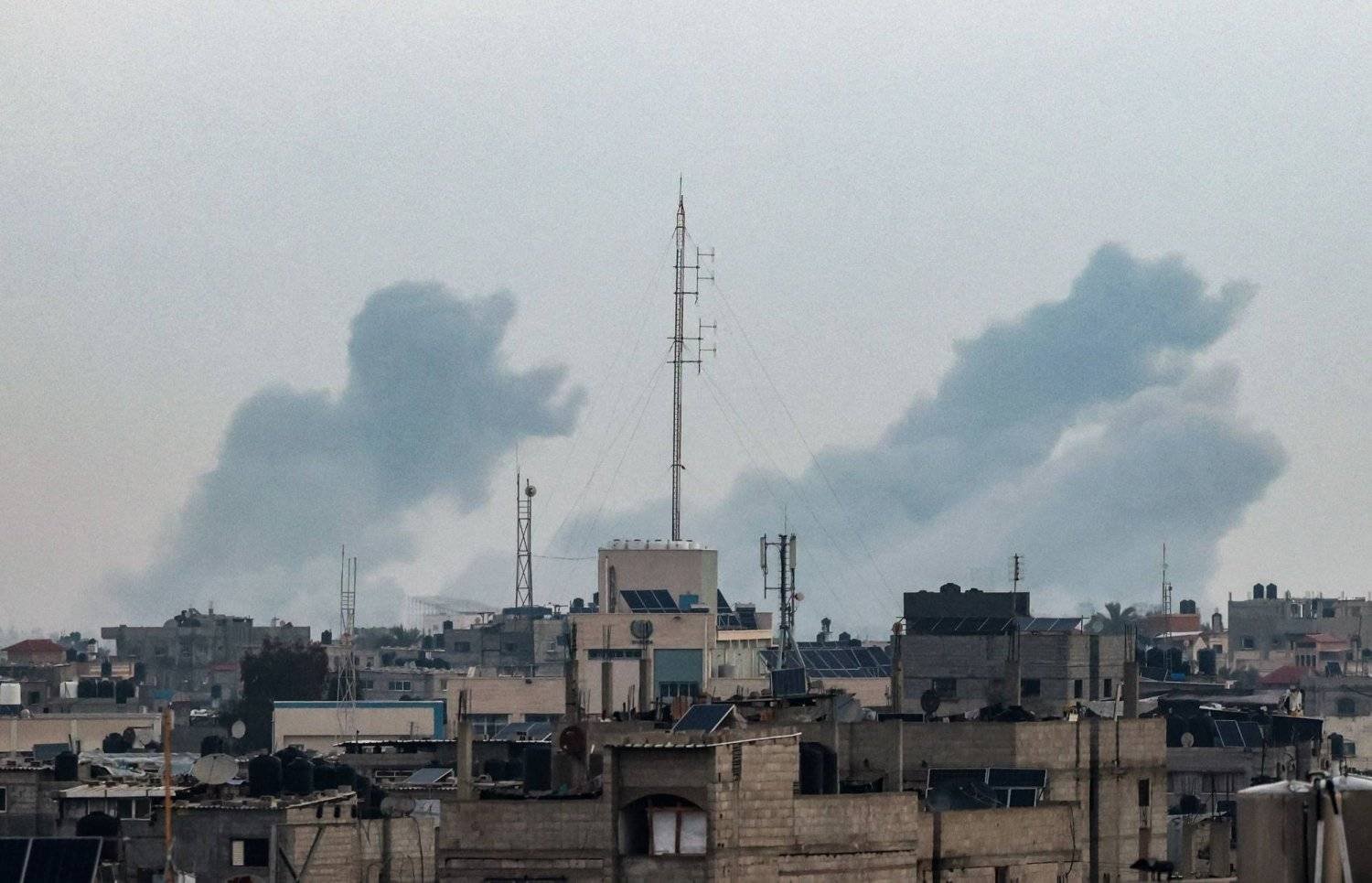 تصاعد الأدخنة نتيجة الغارات الإسرائيلية على خان يونس كما يظهر في صورة التقطت من رفح (أ.ف.ب)