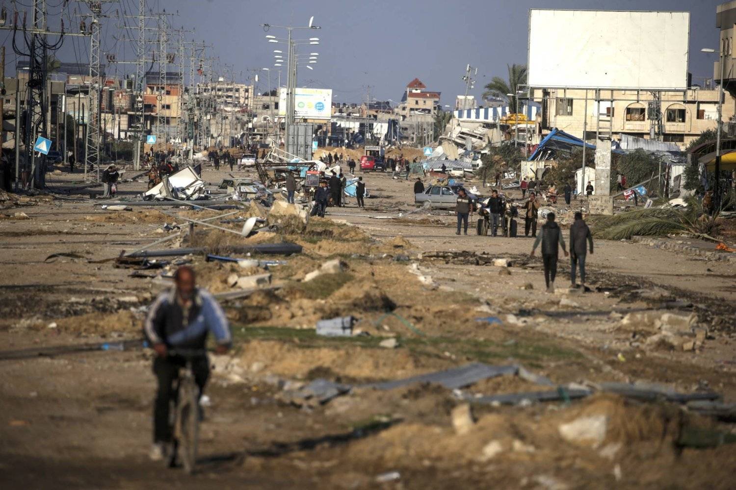 جانب من مخيم النصيرات جنوبي قطاع غزة (إ.ب.أ)