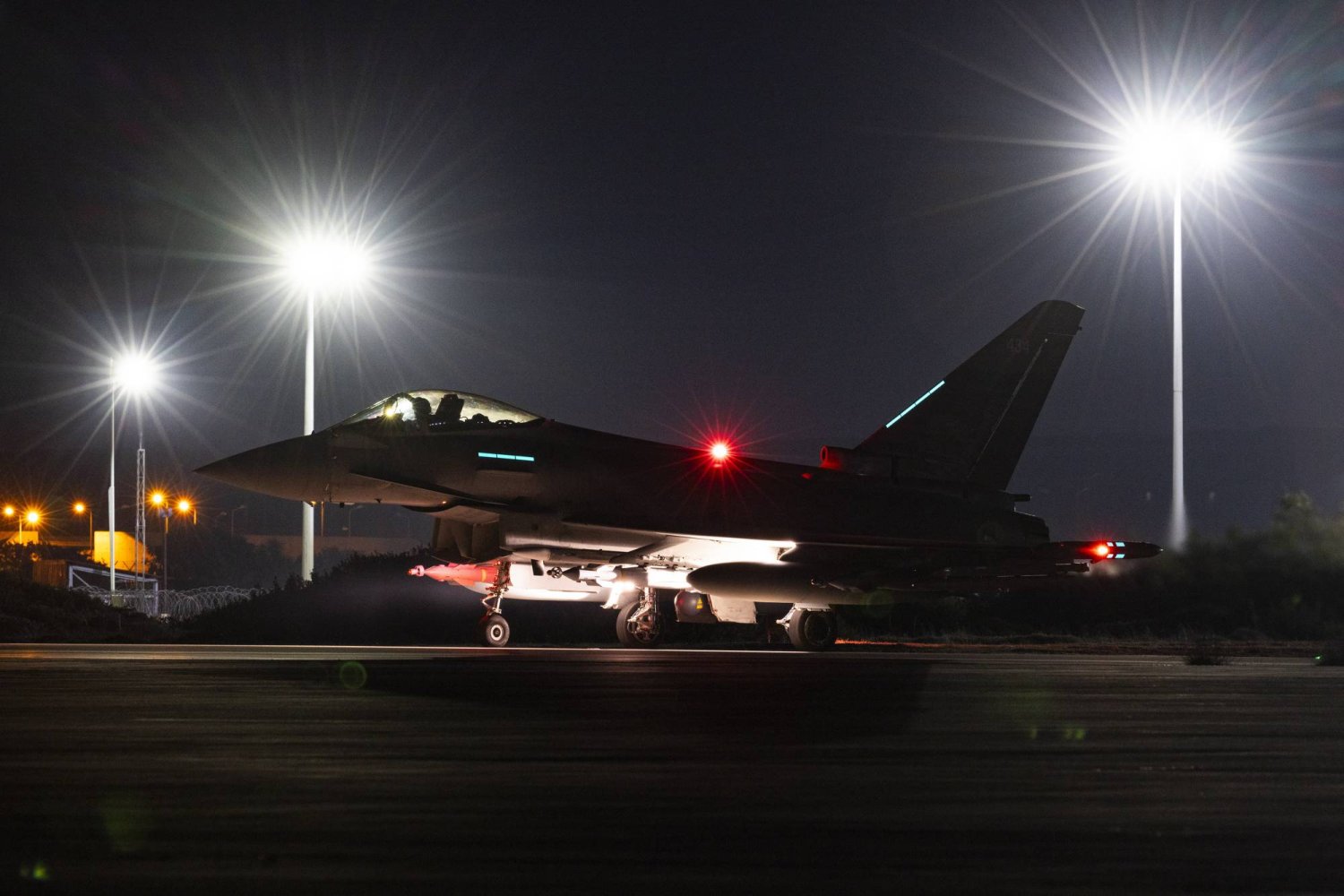 صورة يثتها وزارة الدفاع البريطانية لطائرة تايفون أثناء شن ضربات ضد أهداف للحوثيين (إ.ب.أ)