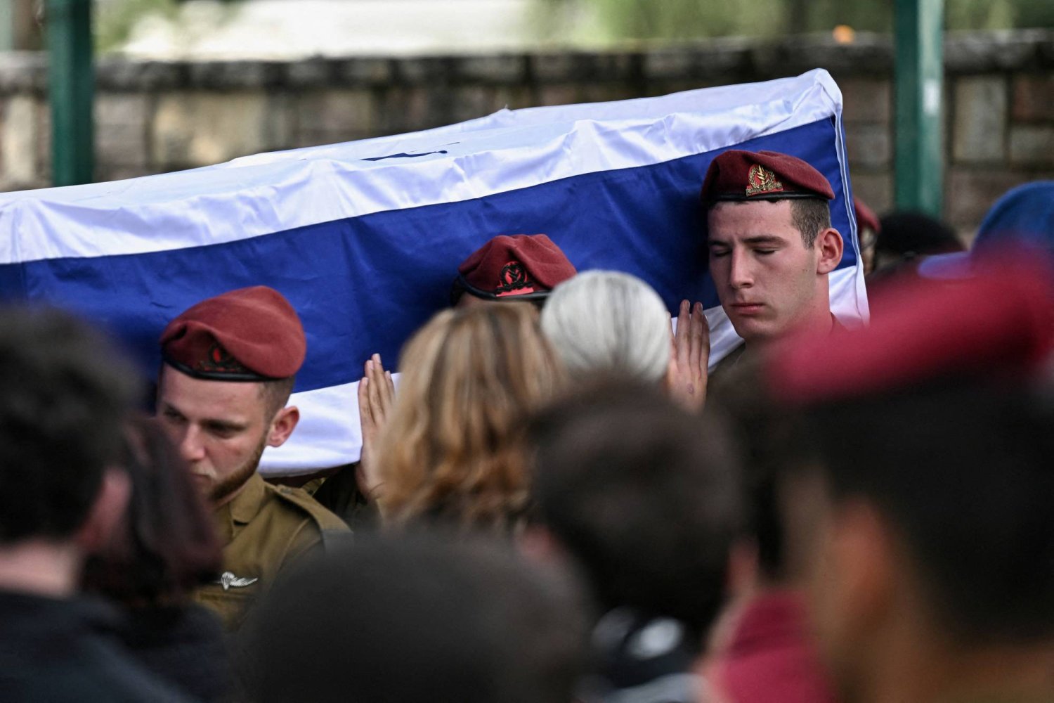 جنود إسرائيليون يحملون نعش زميلهم بجنازته في ريشون لتسيون بإسرائيل (رويترز)
