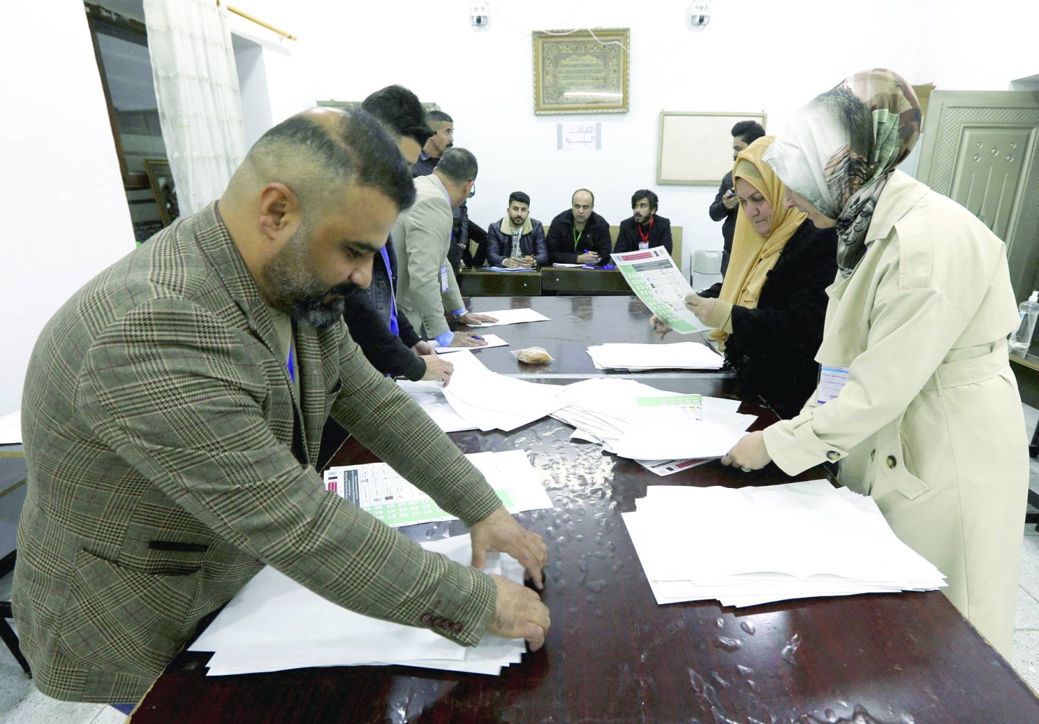 مسؤولون يفرزون أوراق الاقتراع أثناء انتخابات مجالس المحافظات العراقية في كركوك خلال ديسمبر الماضي (رويترز)