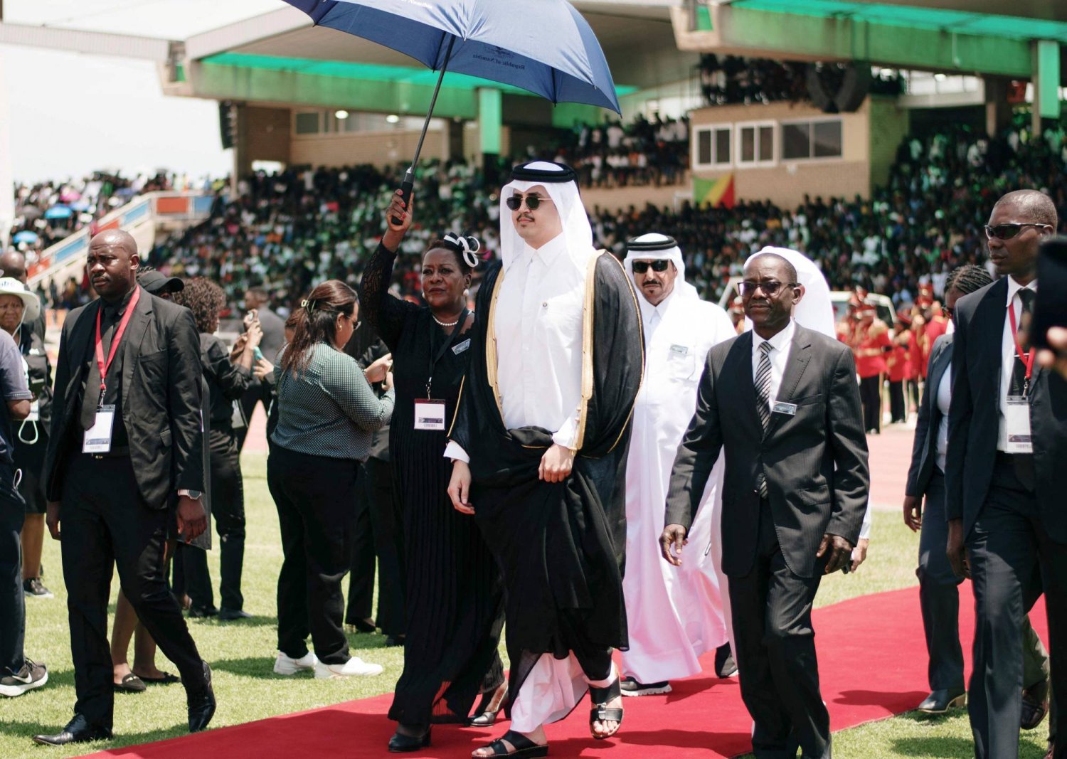 أمير قطر الشيخ تميم بن حمد آل ثاني لدى وصوله السبت إلى استاد ويندهوك في ناميبيا بمناسبة تكريم ذكرى رئيس ناميبيا السابق الحاج جينغوب (أ.ف.ب)