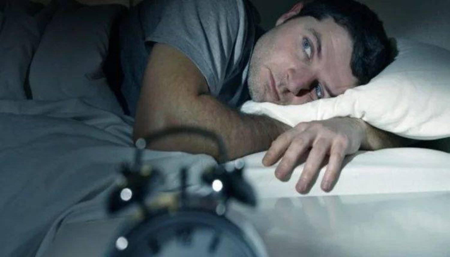 هناك مشكلات صحية خطيرة قد تنجم عن انقطاع النفس أثناء النوم (رويترز)