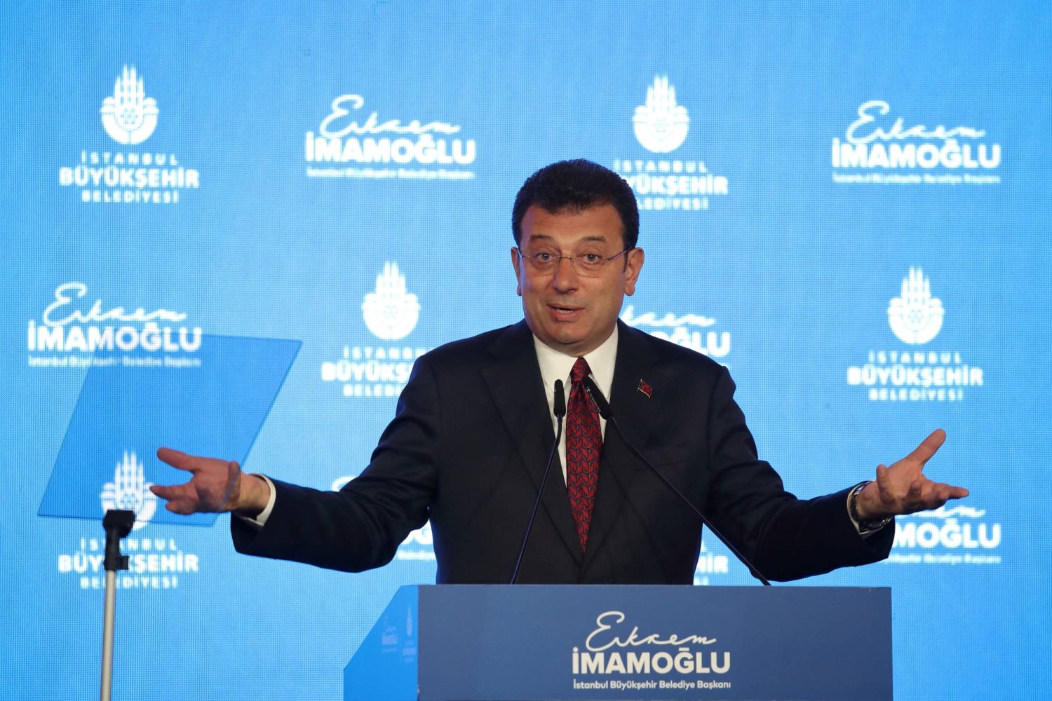رئيس بلدية إسطنبول أكرم إمام أوغلو يتحدث خلال مؤتمر صحافي في 15 أغسطس 2023 (رويترز)