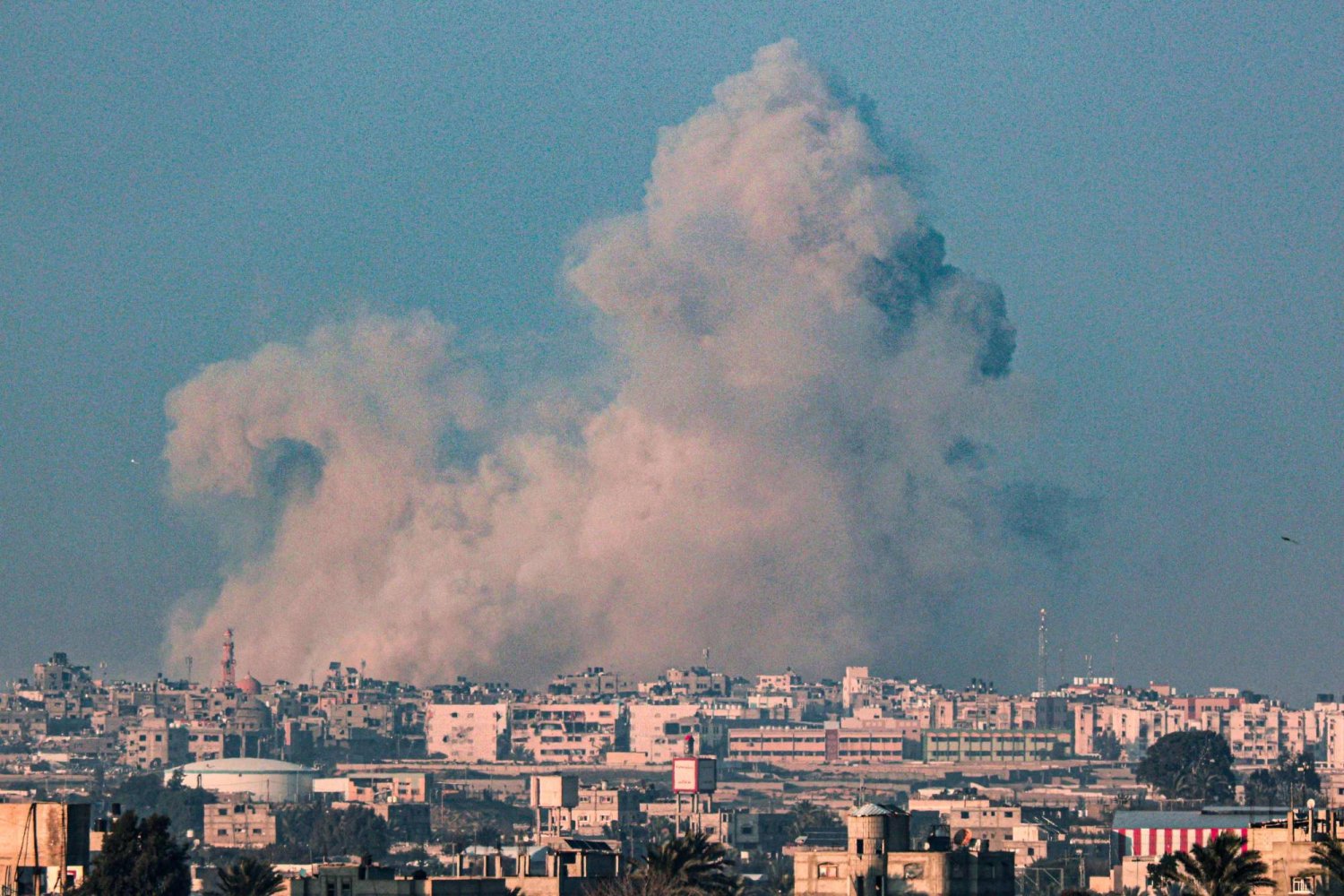 تصاعد الدخان جراء الغارات الإسرائيلية على قطاع غزة اليوم (أ.ف.ب)