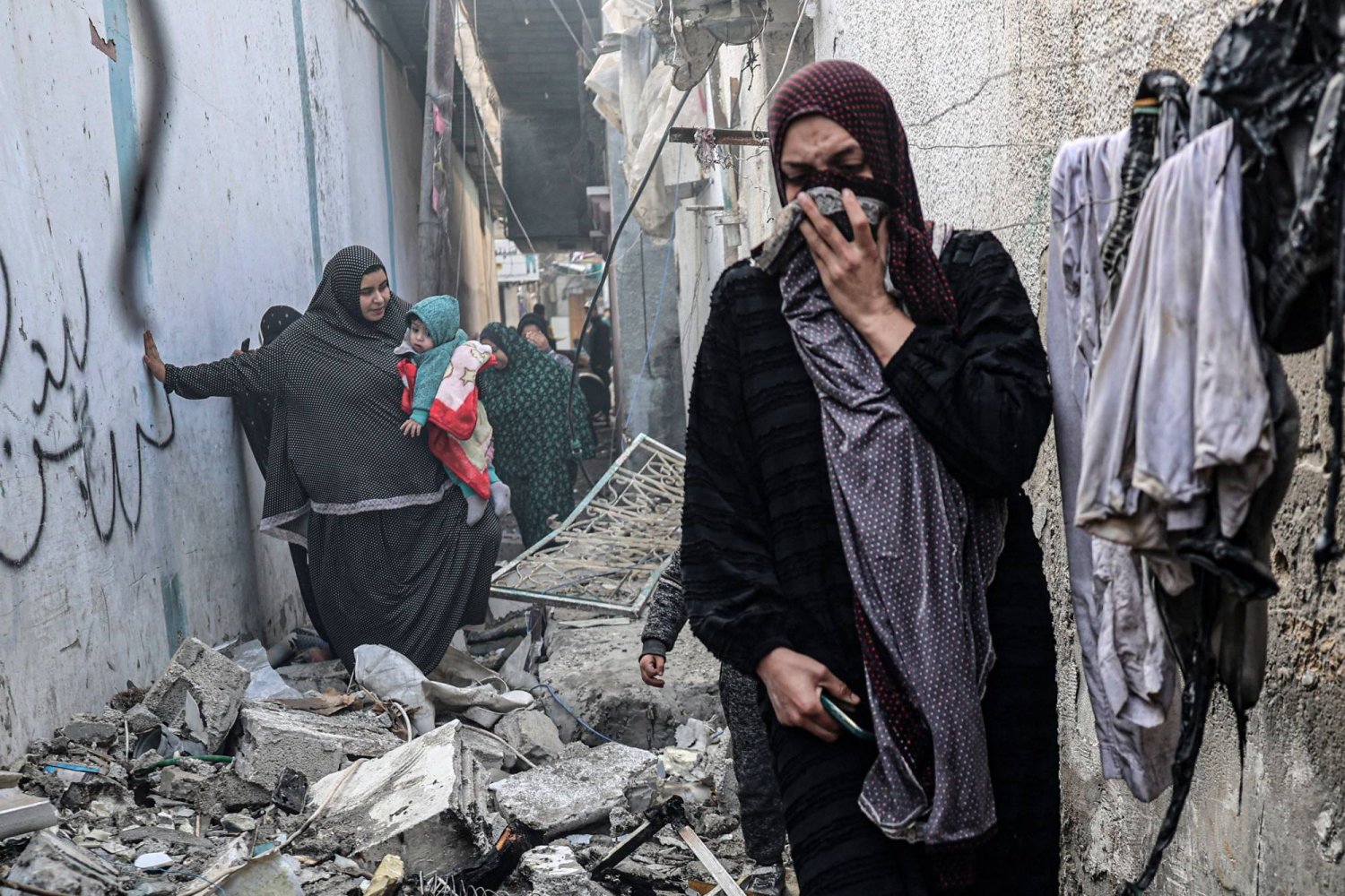 معالم الدمار في زقاق برفح جنوب قطاع غزة أمس غداة قصف إسرائيلي ليلي (أ.ف.ب)