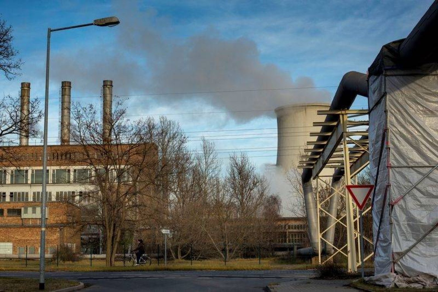 تقوم تقنية «سي سي إس» بإزالة ثاني أكسيد الكربون الناتج عن العمليات الصناعية من الغلاف الجوي أو التقاطه في نقطة الانبعاث وتخزينه تحت الأرض (رويترز)