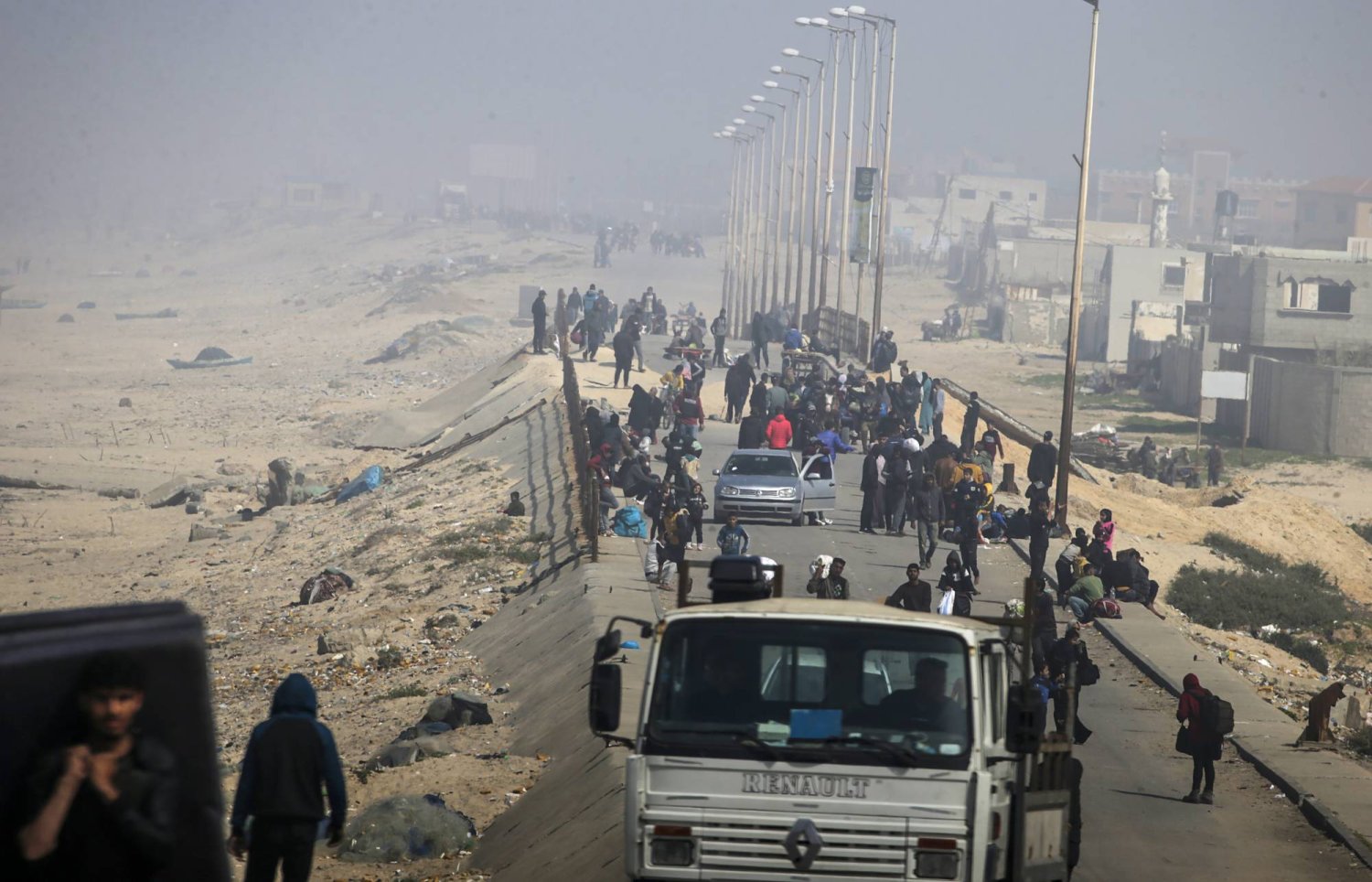 فلسطينيون يعبرون من شمال قطاع غزة إلى جنوب مدينة غزة 25 فبراير 2024 (إ.ب.أ)