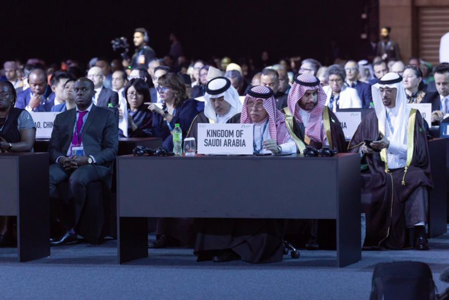 الدكتور ماجد القصبي خلال مشاركته في الاجتماع الوزاري الثالث عشر لمنظمة التجارة العالمية في أبوظبي (الشرق الأوسط)