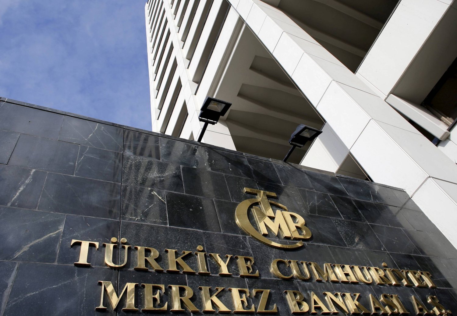 أنهى المركزي التركي الأسبوع الماضي دورة تشديد نقدي استمرت 8 أشهر رفع خلالها سعر الفائدة الرئيسي من 8.5 إلى 45 في المائة ليبقى عند هذا المعدل حالياً (رويترز)