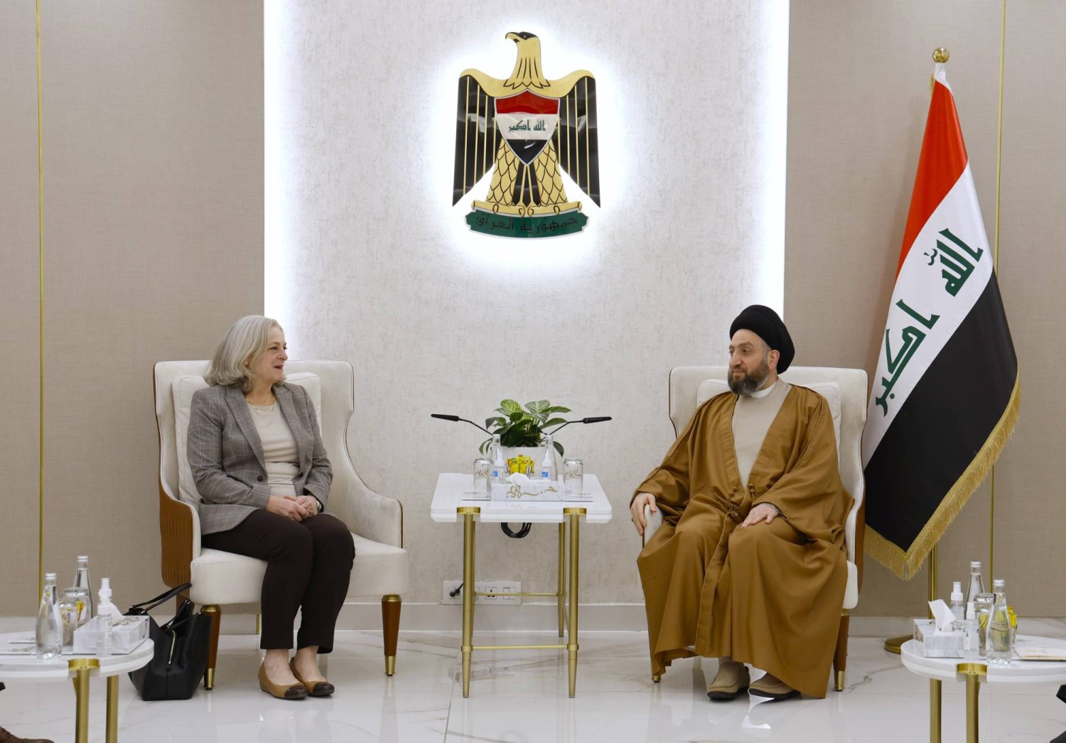 رئيس «تيار الحكمة الوطني» العراقي عمار الحكيم خلال لقاء (الاثنين) مع السفيرة الأميركية لدى العراق ألينا رومانسكي (تيار الحكمة)