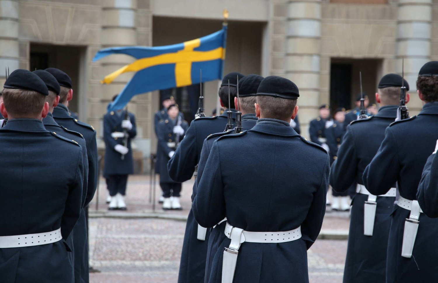 جنود سويديون خلال تبديل الحرس أمام القصر الملكي باستوكهولم في 24 فبراير الحالي (رويترز)