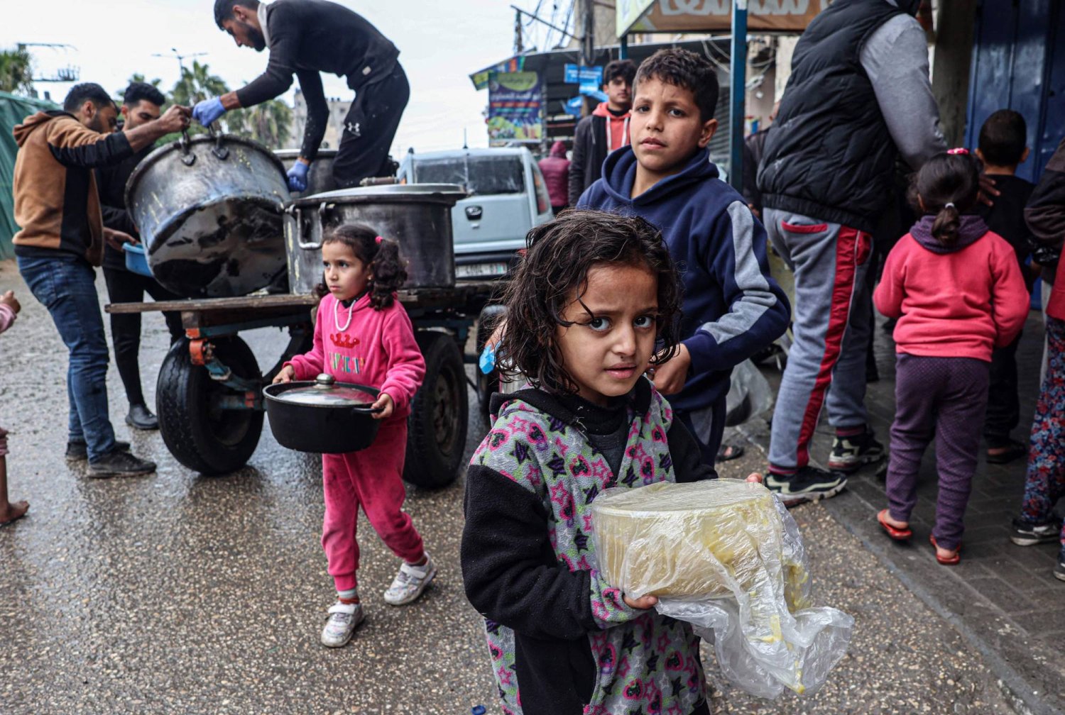 أطفال غزة يأكلون العلف ويشربون المياه المالحة (أ.ف.ب)