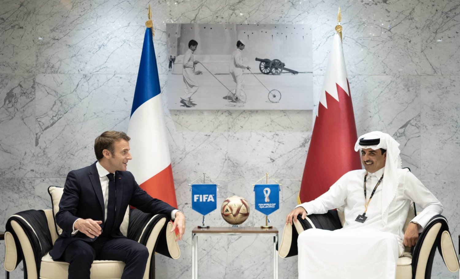 الشيخ تميم بن حمد آل ثاني مع الرئيس الفرنسي إيمانويل ماكرون خلال زيارة الأخير لقطر أثناء بطولة كأس العالم FIFA قطر 2022 (الديوان الأميري القطري)