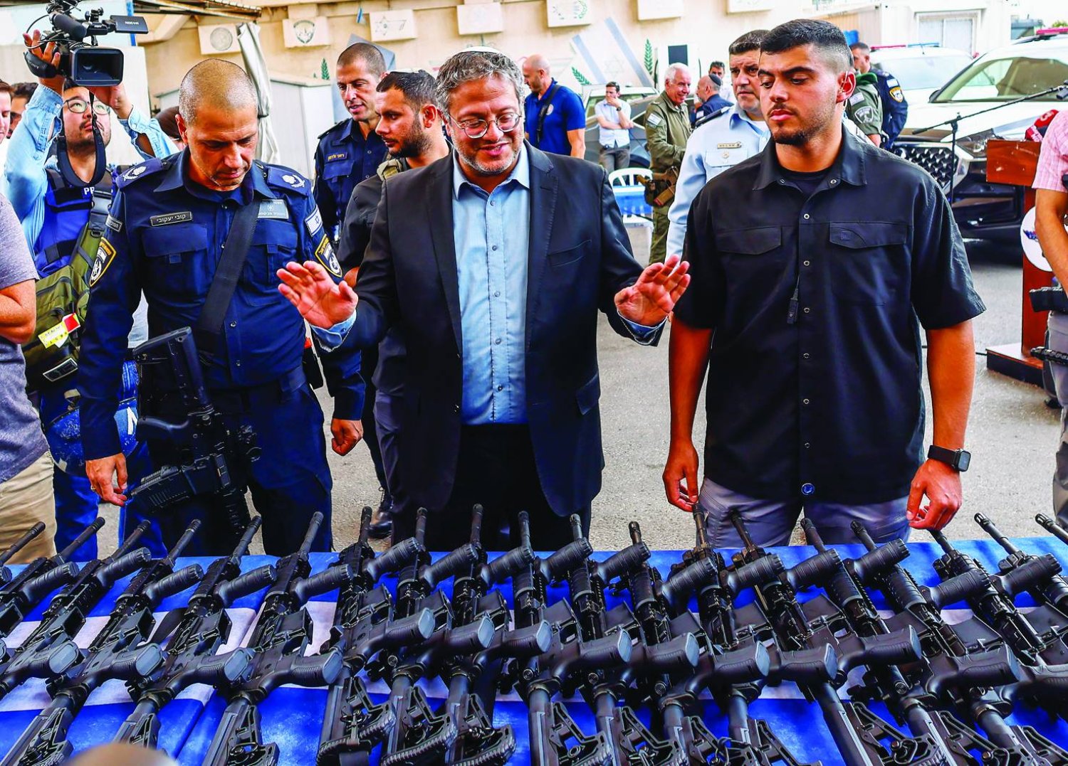 وزير الأمن القومي اليميني المتطرف إيتمار بن غفير خلال توزيع أسلحة على متطوعين في عسقلان خلال أكتوبر الماضي (إ.ب.أ)