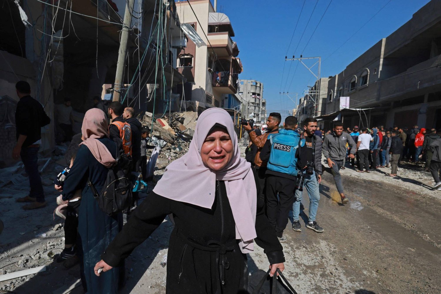 فلسطينيون يفرون من منازلهم بعد القصف الإسرائيلي على رفح جنوب قطاع غزة في 24 فبراير 2024 وسط معارك مستمرة بين إسرائيل وحركة «حماس» (أ.ف.ب)